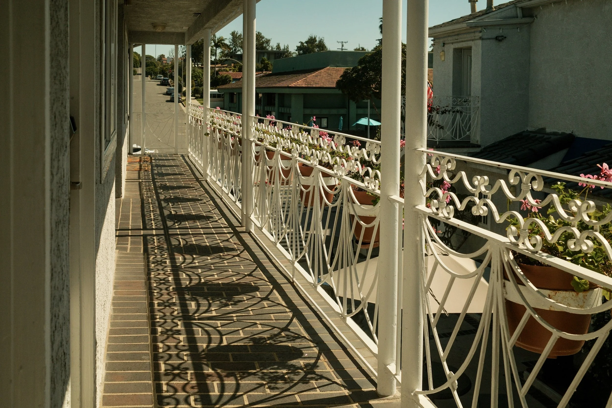 motel-corridor-walkway-santa-monica-california-gem-redford-4706.jpg