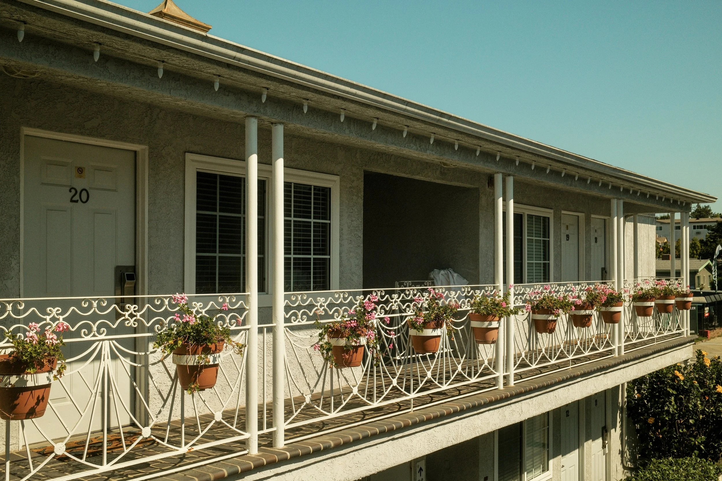 santa-monica-motel-balcony-corridor-california-photography-gem-redford-4707.jpg