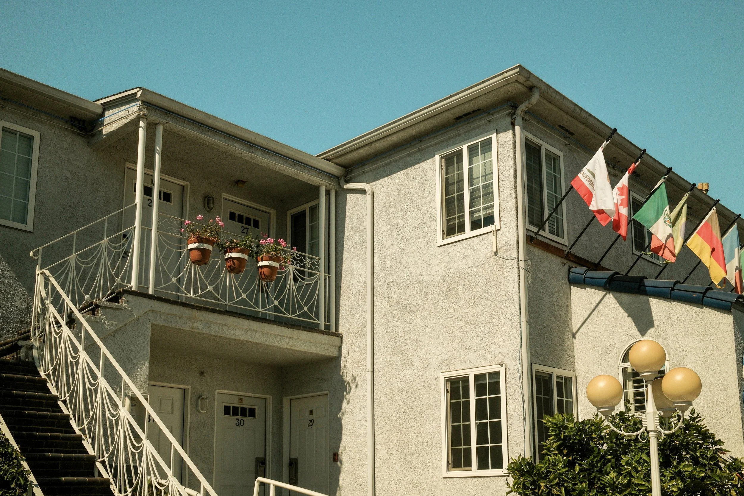 santa-monica-motel-exterior-balcony-flags-california-gem-redford-4703.jpg