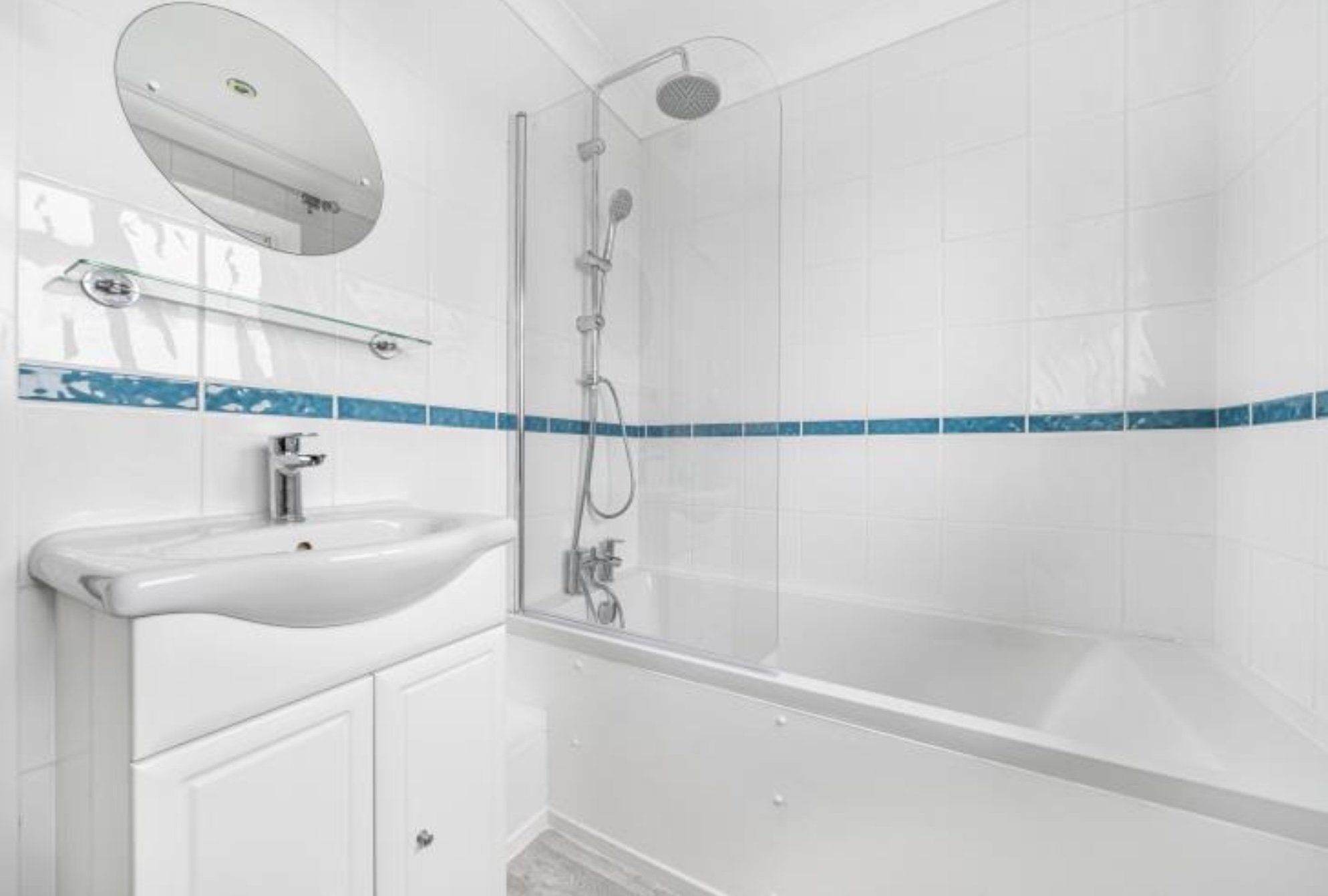 76CC Bathroom.jpg