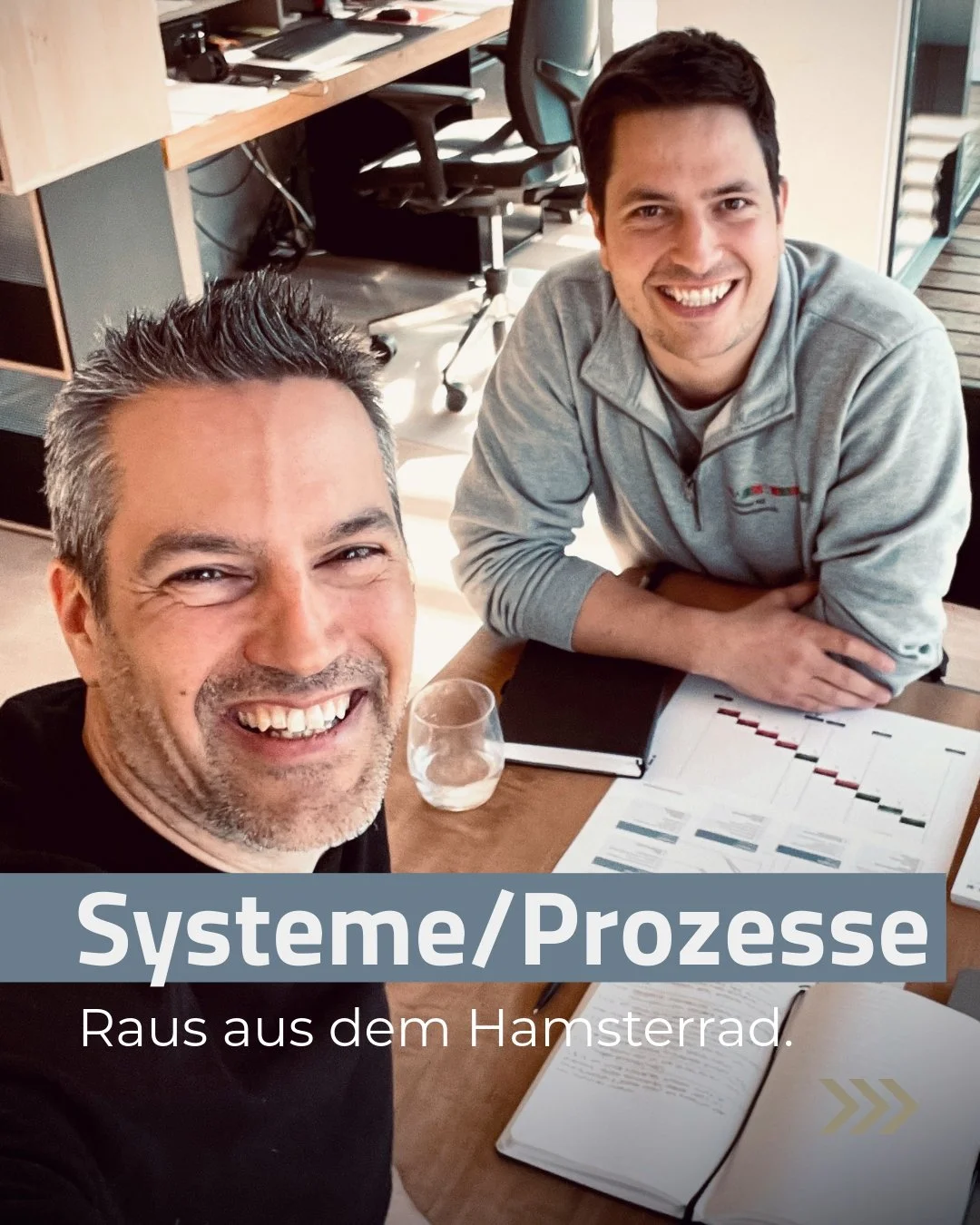 Systeme &amp; Prozesse: Der untersch&auml;tzte Schl&uuml;ssel zu mehr Zeit, Spass und Erfolg.

Viele Unternehmer arbeiten st&auml;ndig im Unternehmen, statt am Unternehmen.

Der Grund?
Es fehlen klare Systeme und Prozesse.

Viele glauben, sie m&uuml;