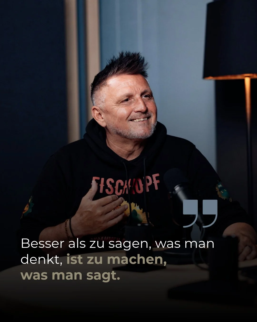 &bdquo;Besser als zu sagen, was man denkt, ist zu machen, was man sagt.&ldquo;

Machen ist unbequem. Es bedeutet, Entscheidungen zu treffen, sichtbar zu werden und Verantwortung zu &uuml;bernehmen. Genau dort beginnt Entwicklung.

Im Podcast mit Schi