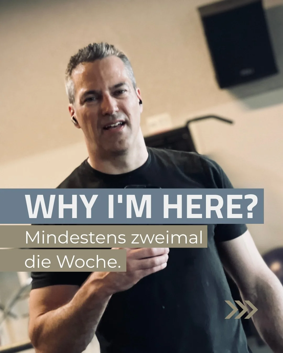 WHY I&rsquo;M HERE.

Mindestens zweimal die Woche im Gym.
Nicht, weil ich immer motiviert bin.
Sondern weil ich weiss, warum.

Zu Hause wartet immer etwas:
Projekte. Mails. To Do&rsquo;s.

Genau deshalb trainiere ich.

15 Jahre Polizeidienst und viel