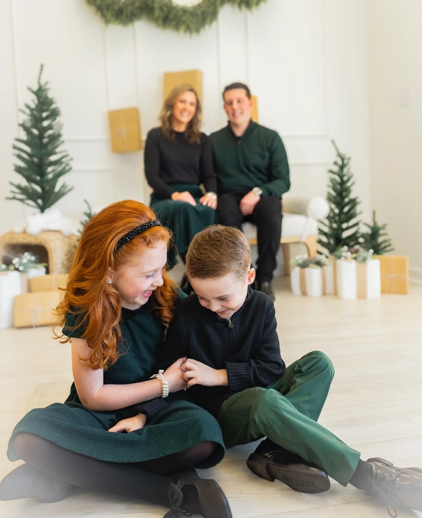 Our hearts are melted by these Christmas minis by @morgan.amanda.photography 🎄she made the prettiest set ups to give her clients a one of a kind holiday photo backdrop.