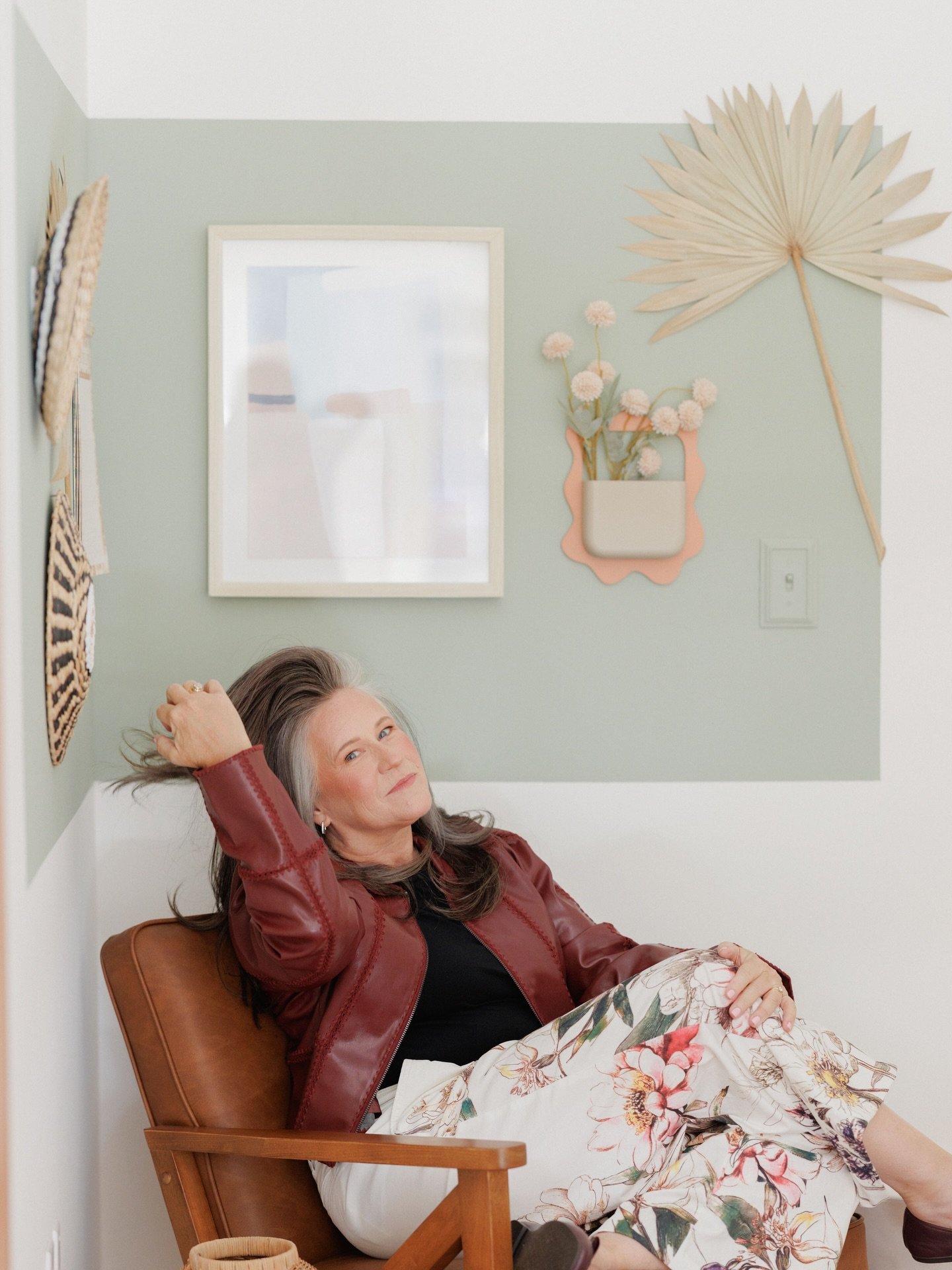 a moment for the calming green corner of the studio 🫶🏼

it&rsquo;s the darkest (least naturally lit) spot in the studio but hits its peak in the late afternoon ☀️ 

shot all of these with zero flash/external light source.

and now a moment for how 