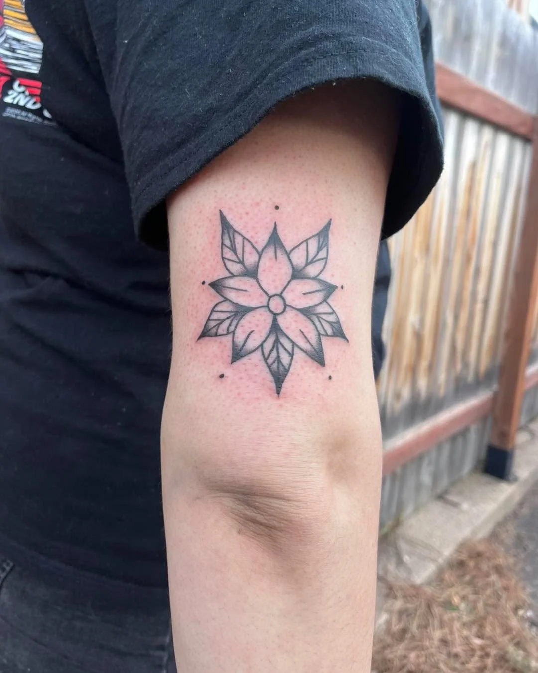 Floral by Layla 🤘🏻 she is available for walk-ins &amp; appointments, message her directly for details.