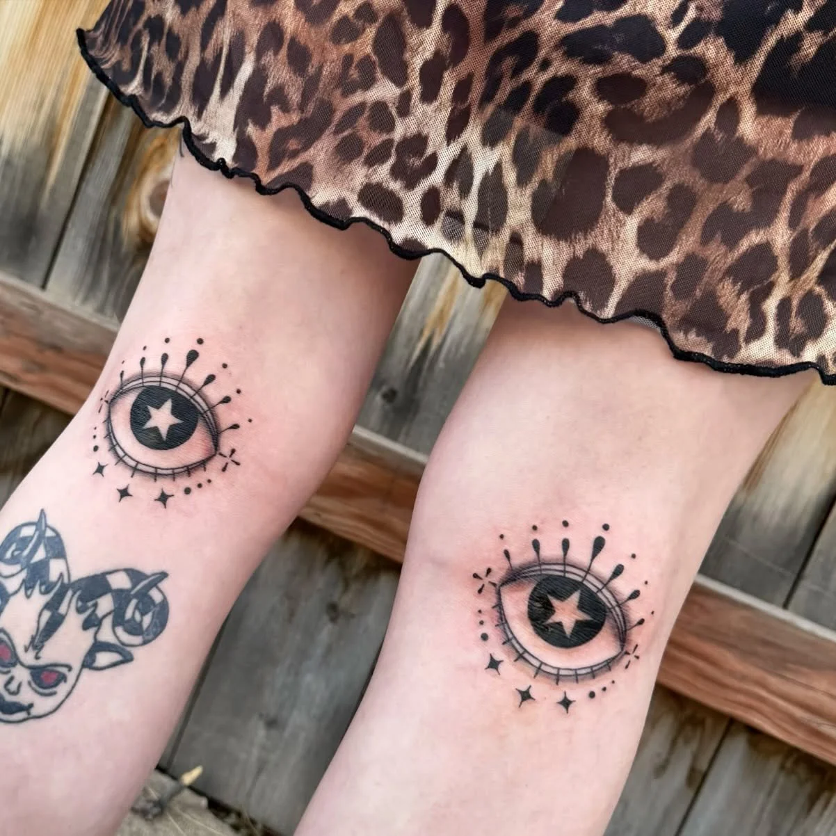 Knee ditch eyeballs by @elliemac.tattoos