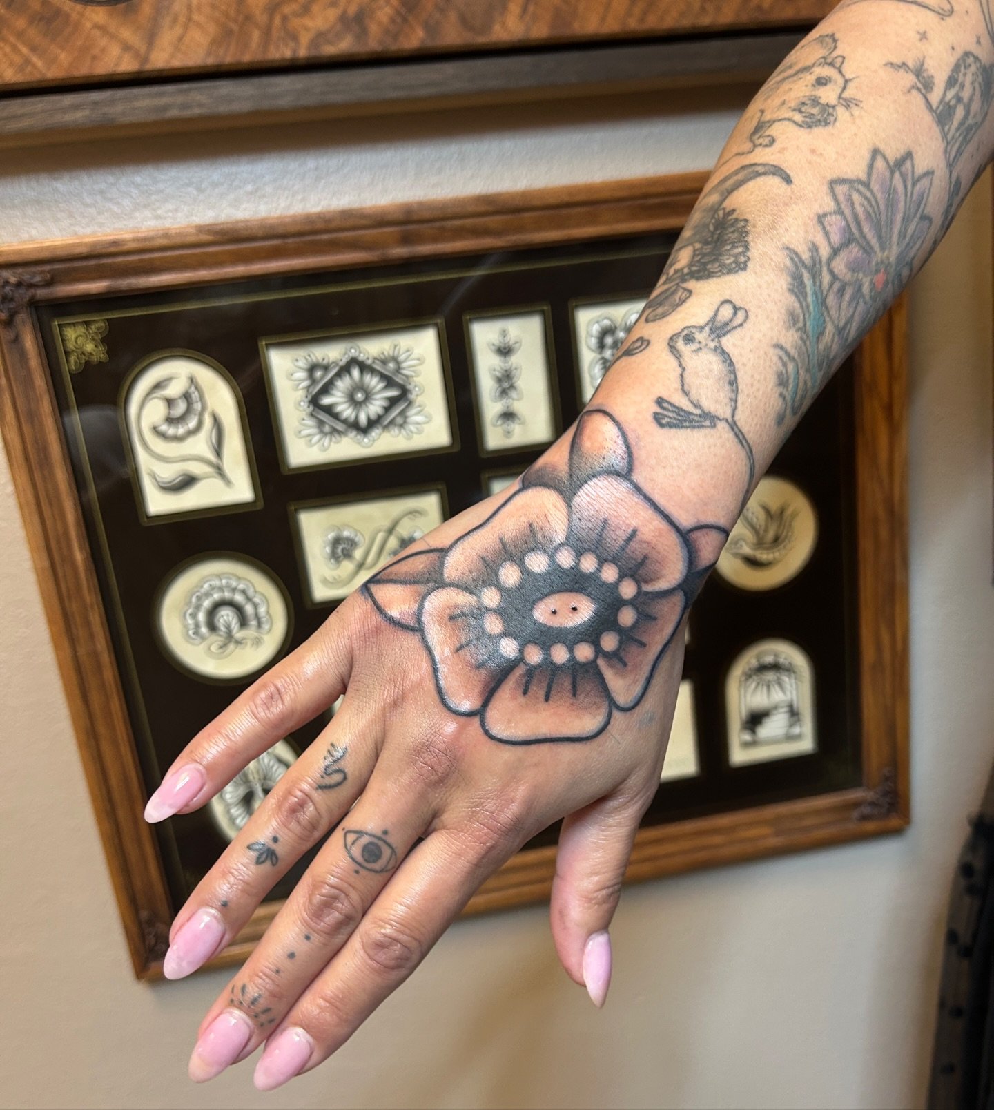 Bold hand flower by @kimmesmallzz