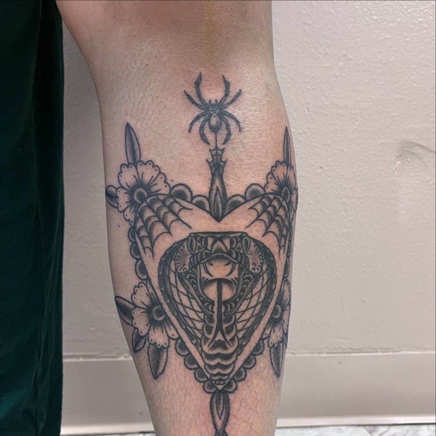 Snake shin piece by @laylaasart