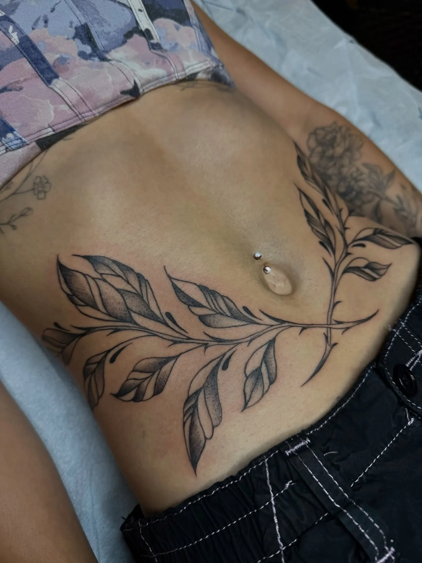 Stomach branches by @elliemac.tattoos