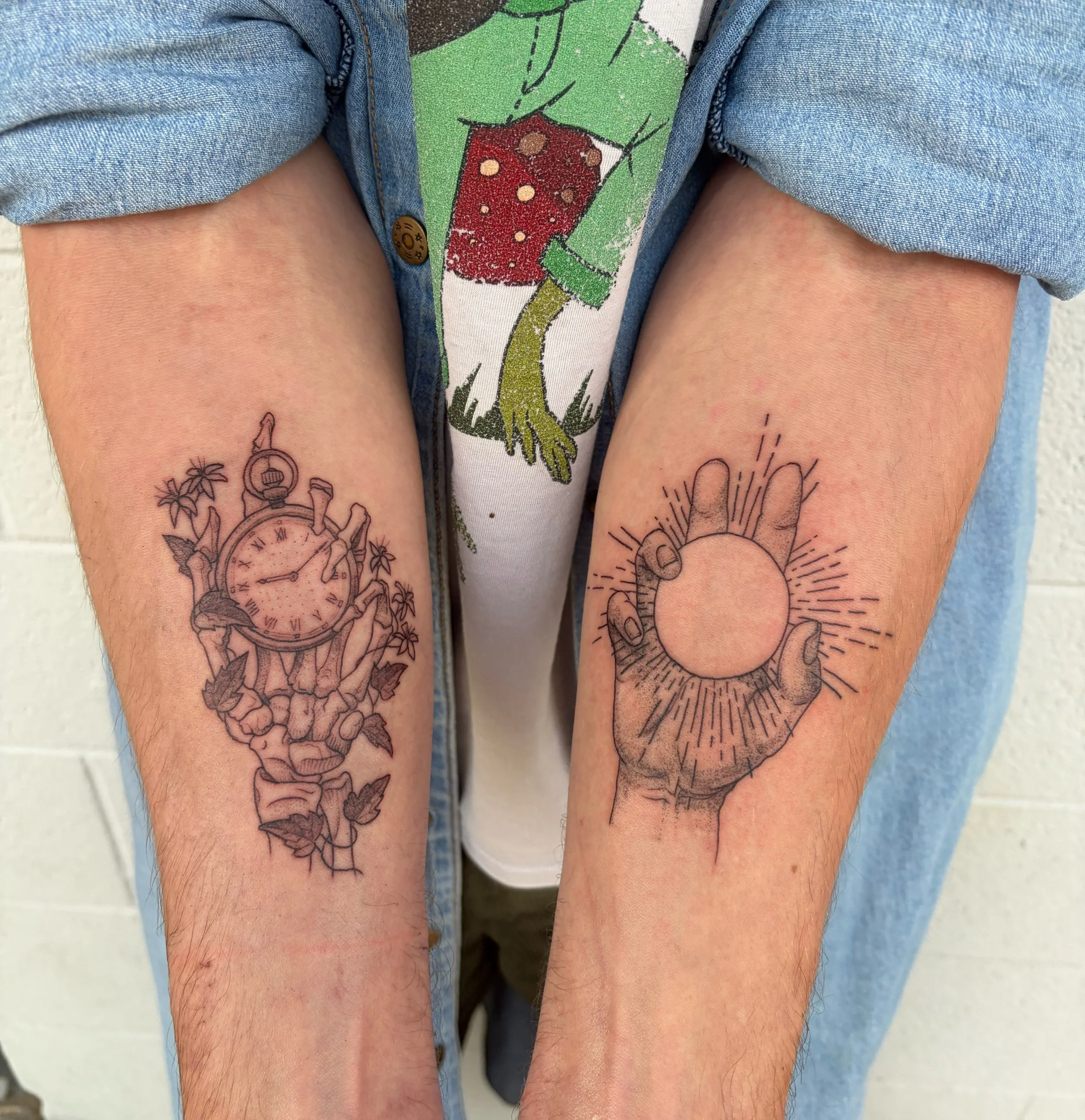 Memento Mori and Seize the Day hands by @goatwitchtattoo