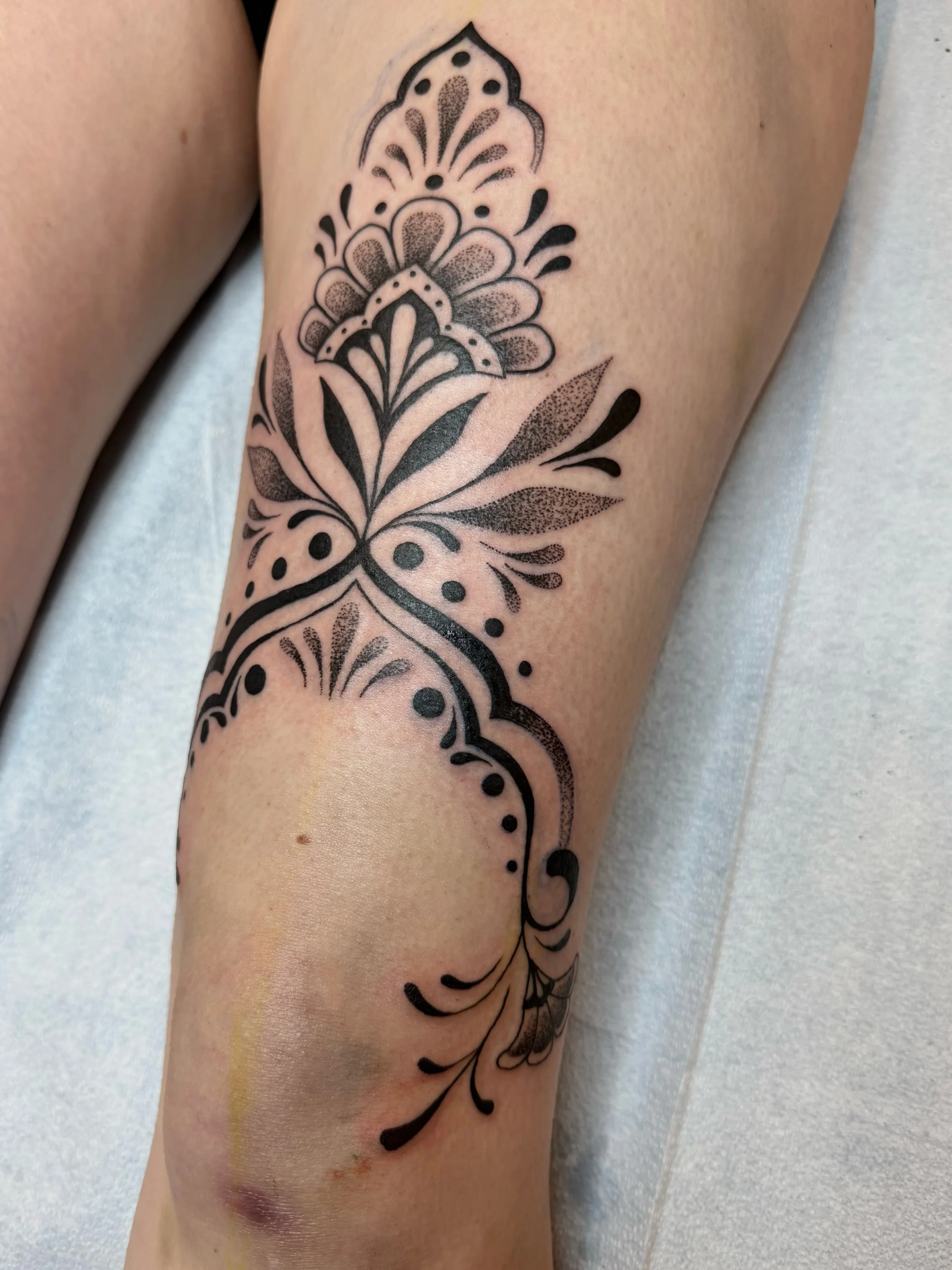 Knee framing ornament by @elliemac.tattoos