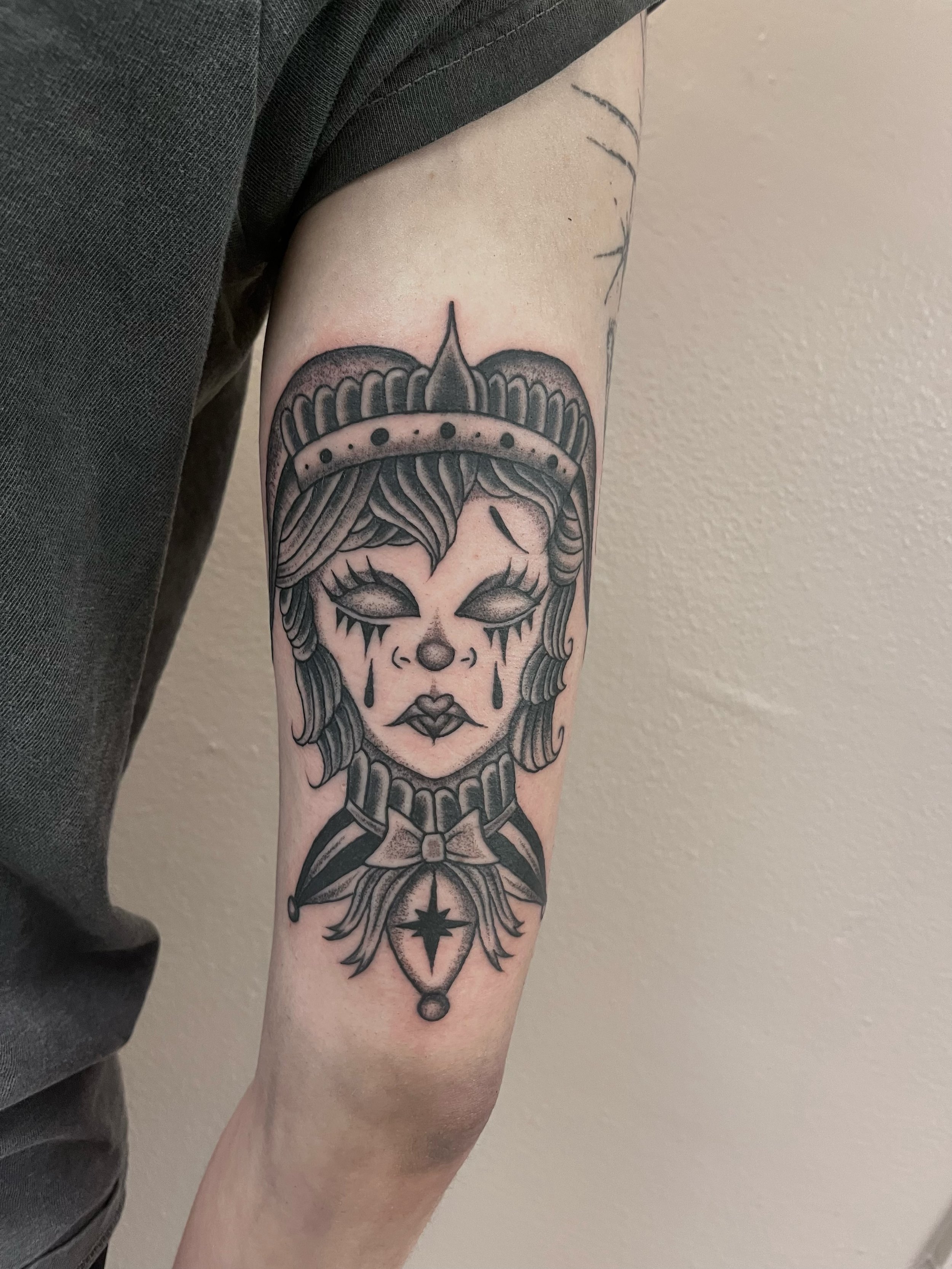 Spooky jester lady face by @laylaasart