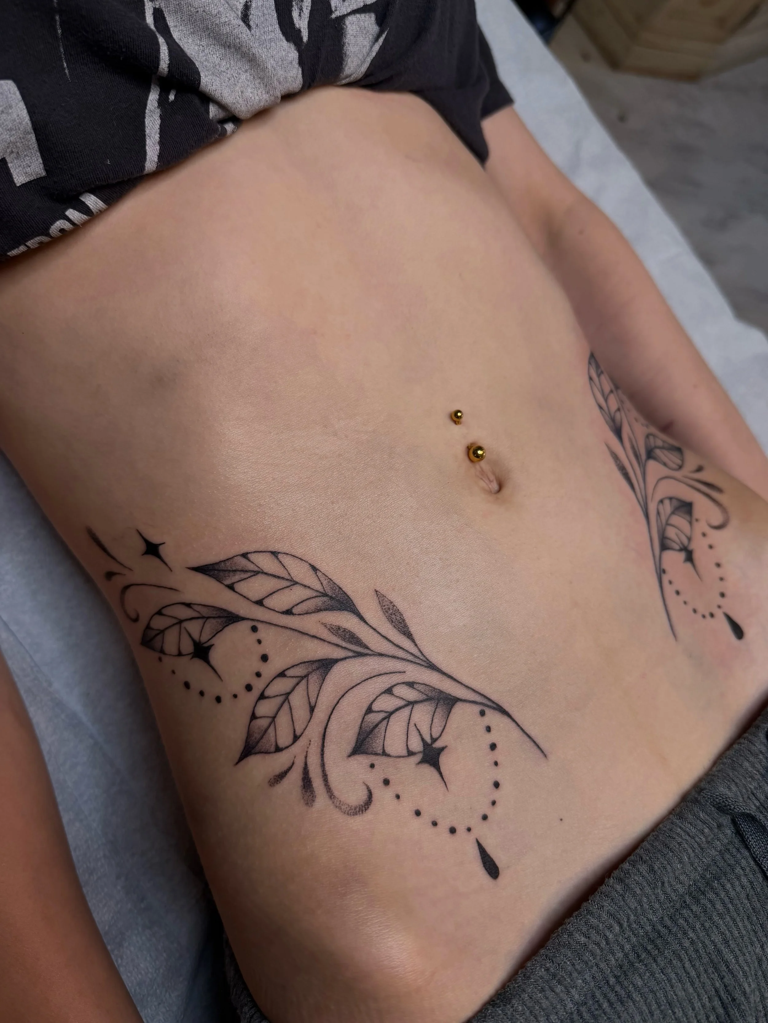 @elliemac.tattoos has been killin it with the symmetrical stomach pieces!!