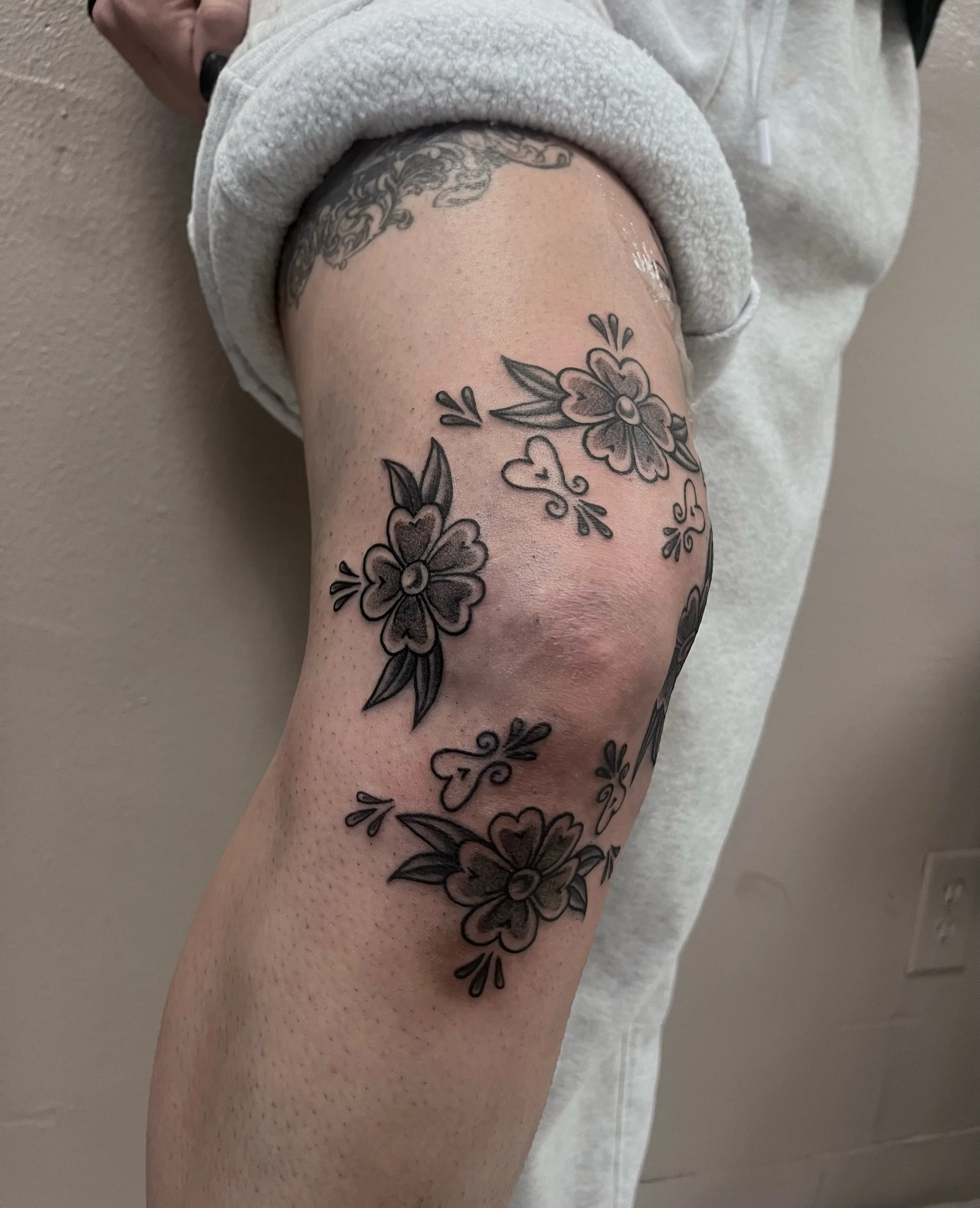 Knee framing florals by @laylaasart