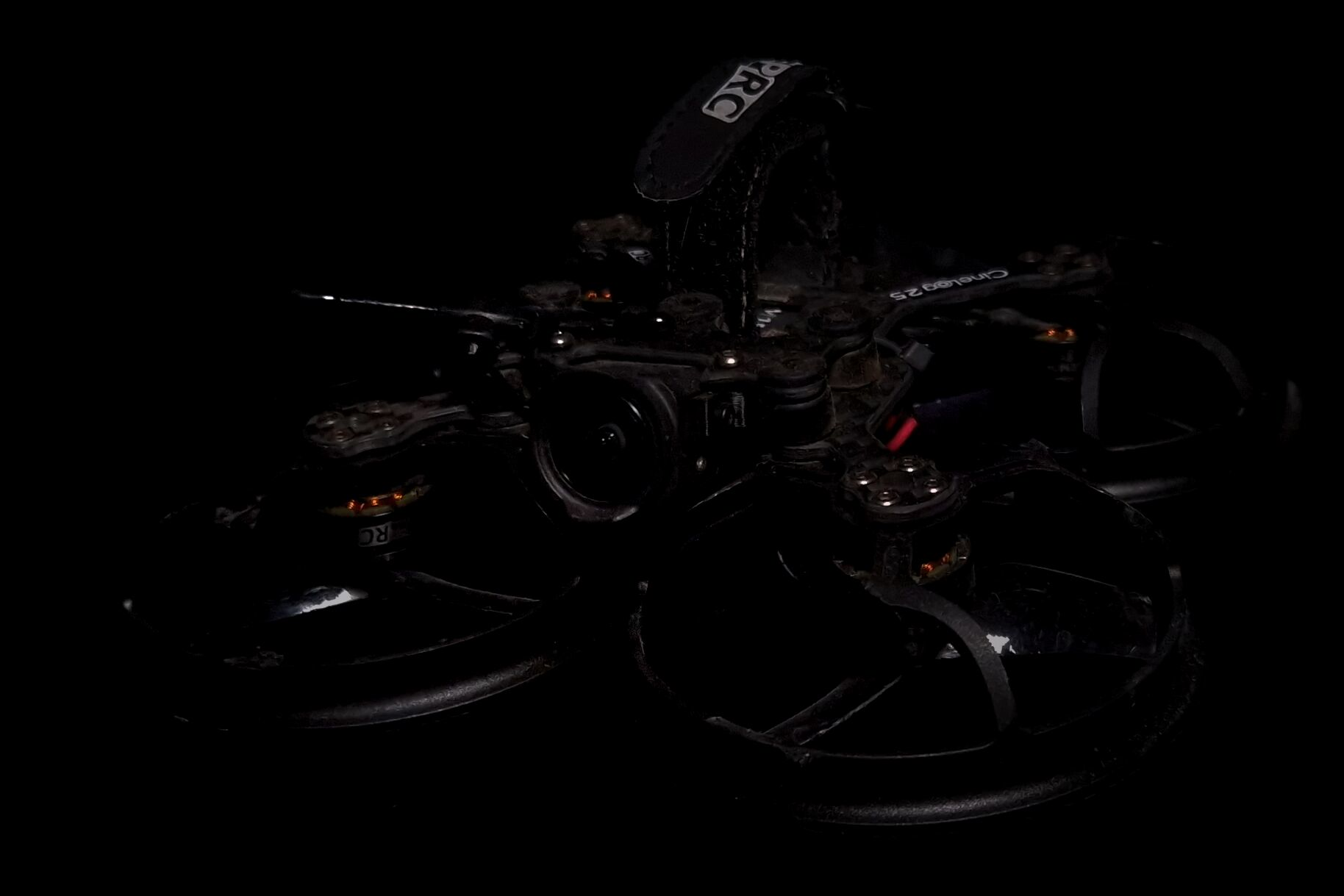 Ein FPV Cinewhoop vor einem schwarzen Hintergrund.