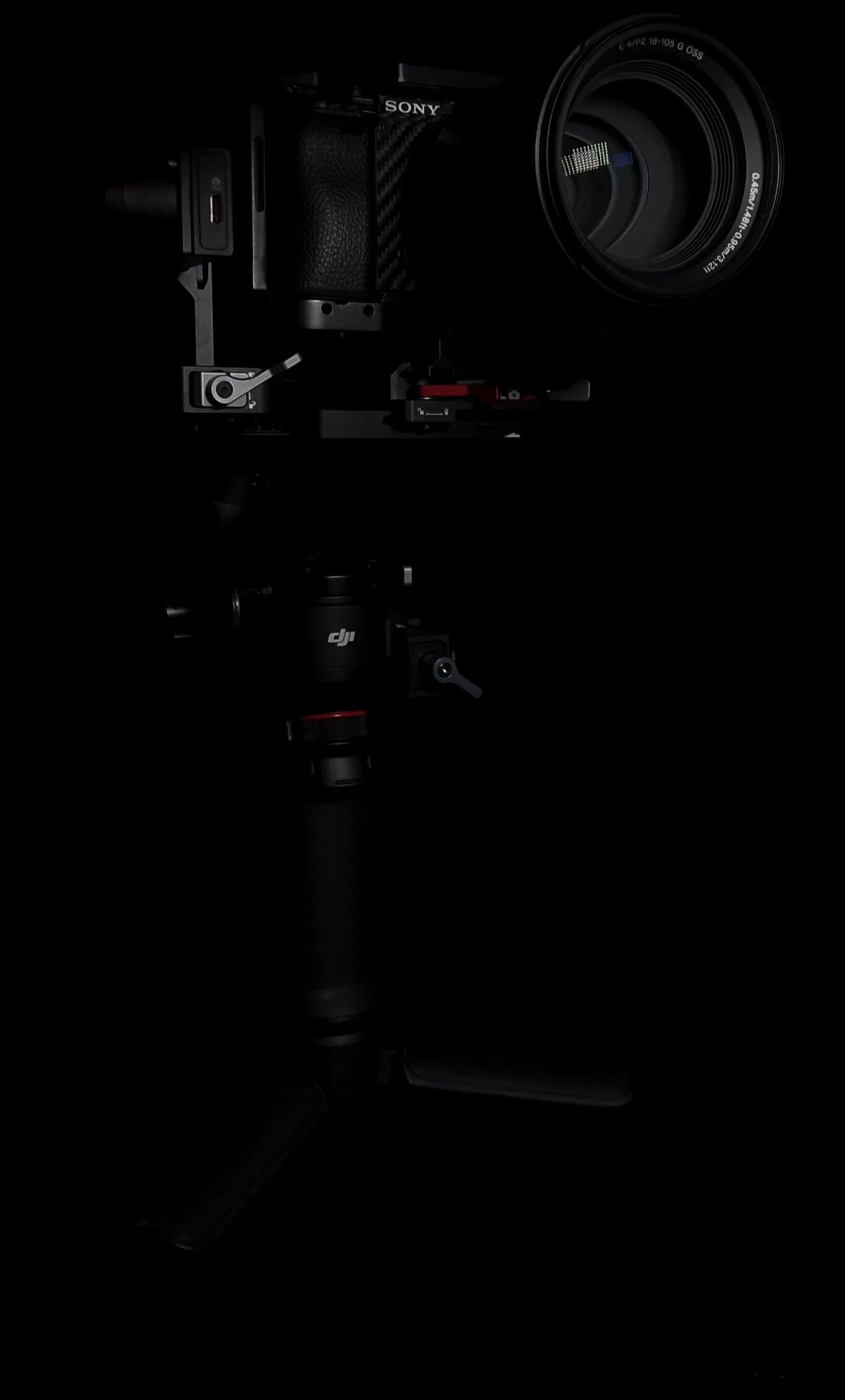Fotografie einer professionellen Kamera mit Gimbal gegen einen schwarzen Hintergrund.