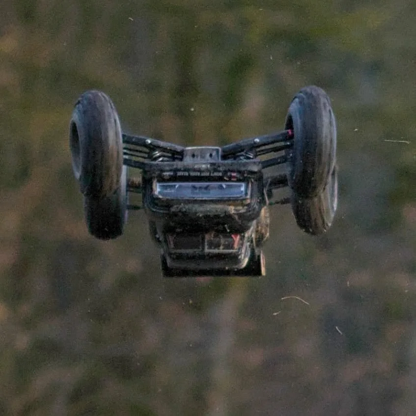 Actionfoto eines RC Autos während es einen Backflip macht