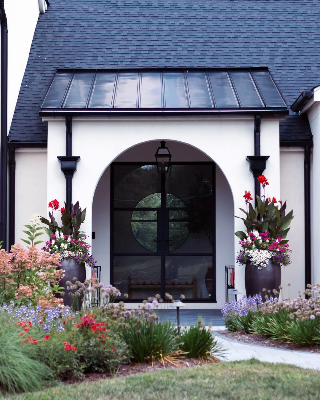 A Warm Welcome, Inside and Out

When I design an entryway, I think about how it feels to arrive, not just what it looks like. The goal is to create a transition that feels intentional and calm from the very first step.

Outside, the arched doorway an