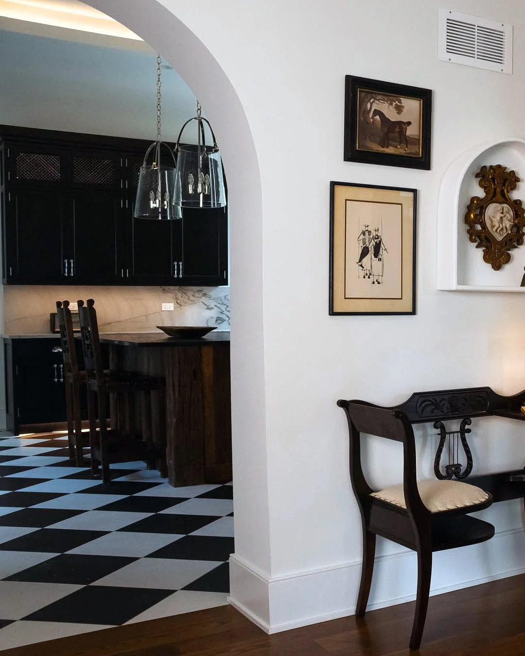 Little corners deserve big personality.

I&rsquo;m obsessed with how this cozy spot turned out! A mix of vintage charm, soft light, and just the right amount of drama (thanks to those black frames and that moody kitchen view).

Proof that you don&rsq