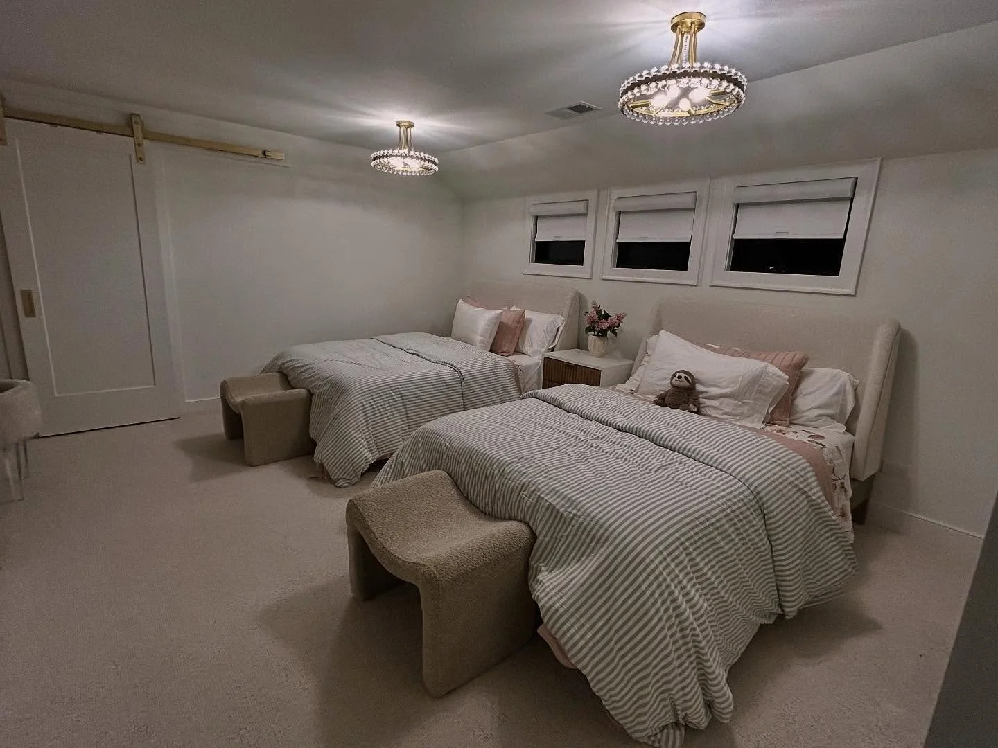 You can add warmth without spending a fortune. I used layered bedding from Wayfair and turned a $3 Etsy download into a wrapped canvas with help from @teamconceptprint. I also grabbed a faux peel-and-stick grasscloth wall covering from Wayfair. You r