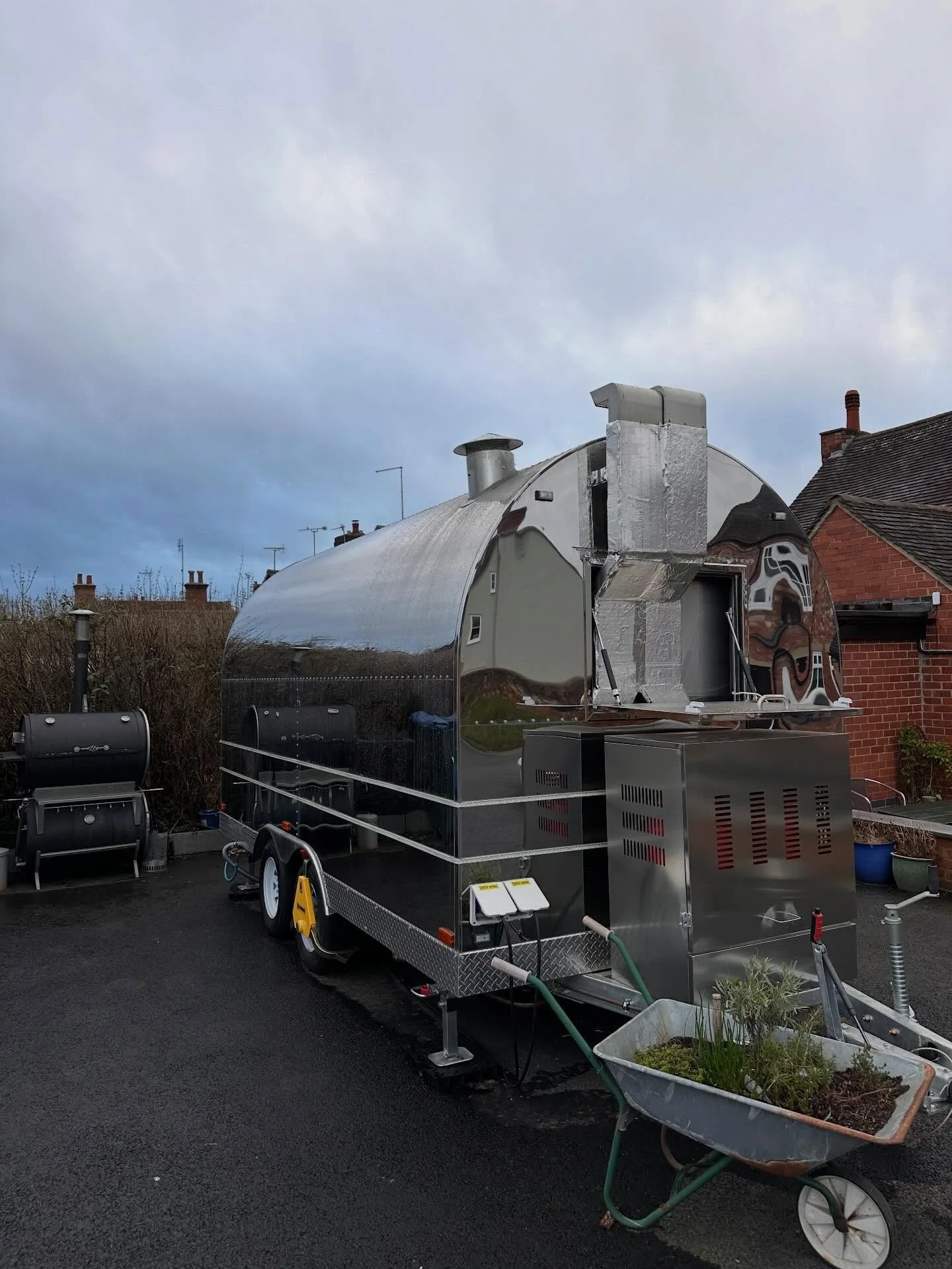 ✔️ Full decontamination wash
✔️ Fallout &amp; grime removal
✔️ Machine polish to restore the finish

Now it&rsquo;s glossy, protected and ready for business again. ✨🚚

#detailingtransformation #detailing #foodtruck #machinepolishing #glossfinish