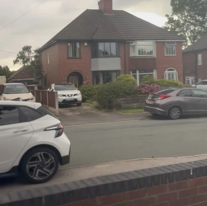 ✨From dull to jaw-dropping deep gloss✨ This black Range Rover just had our 2-Stage Polish treatment - removing swirls, enhancing depth, and bringing out that mirror-finish shine. Along with a full interior detail and 3000 cut/polish on the tail gate.