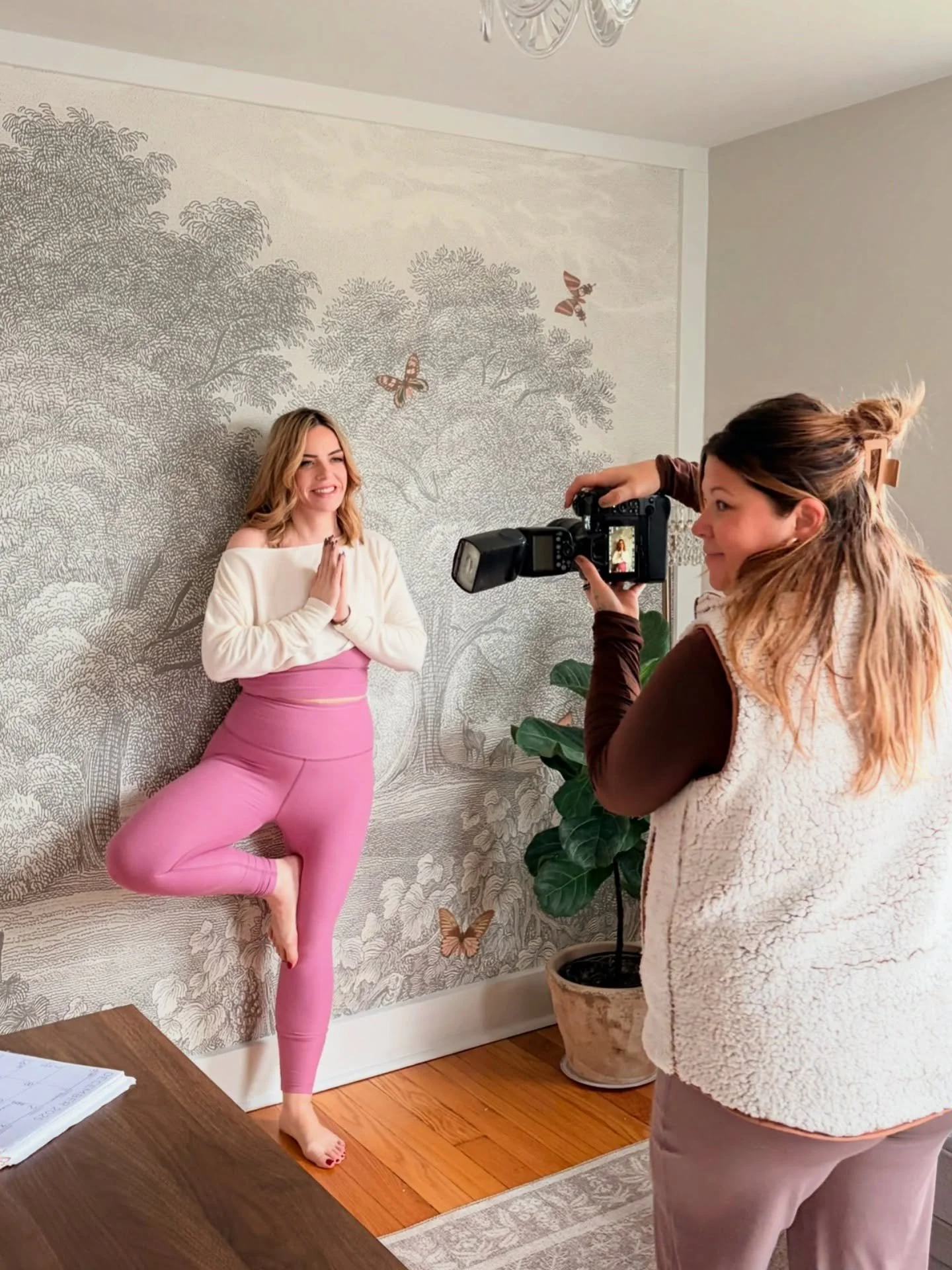 Behind the scenes from our latest shoot with @elizabeth.uccello 📸🧘🏼&zwj;♀️