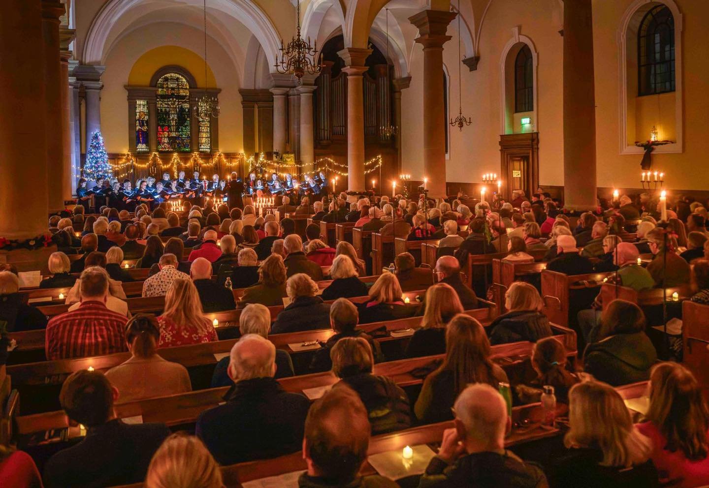 What an evening! The candles shone, the choir sang, and the wine flowed. 

And what an audience! We were so delighted to welcome such an audience to  our concert, making it a truly memorable evening.

With many thanks again to Calum Robertson on the 