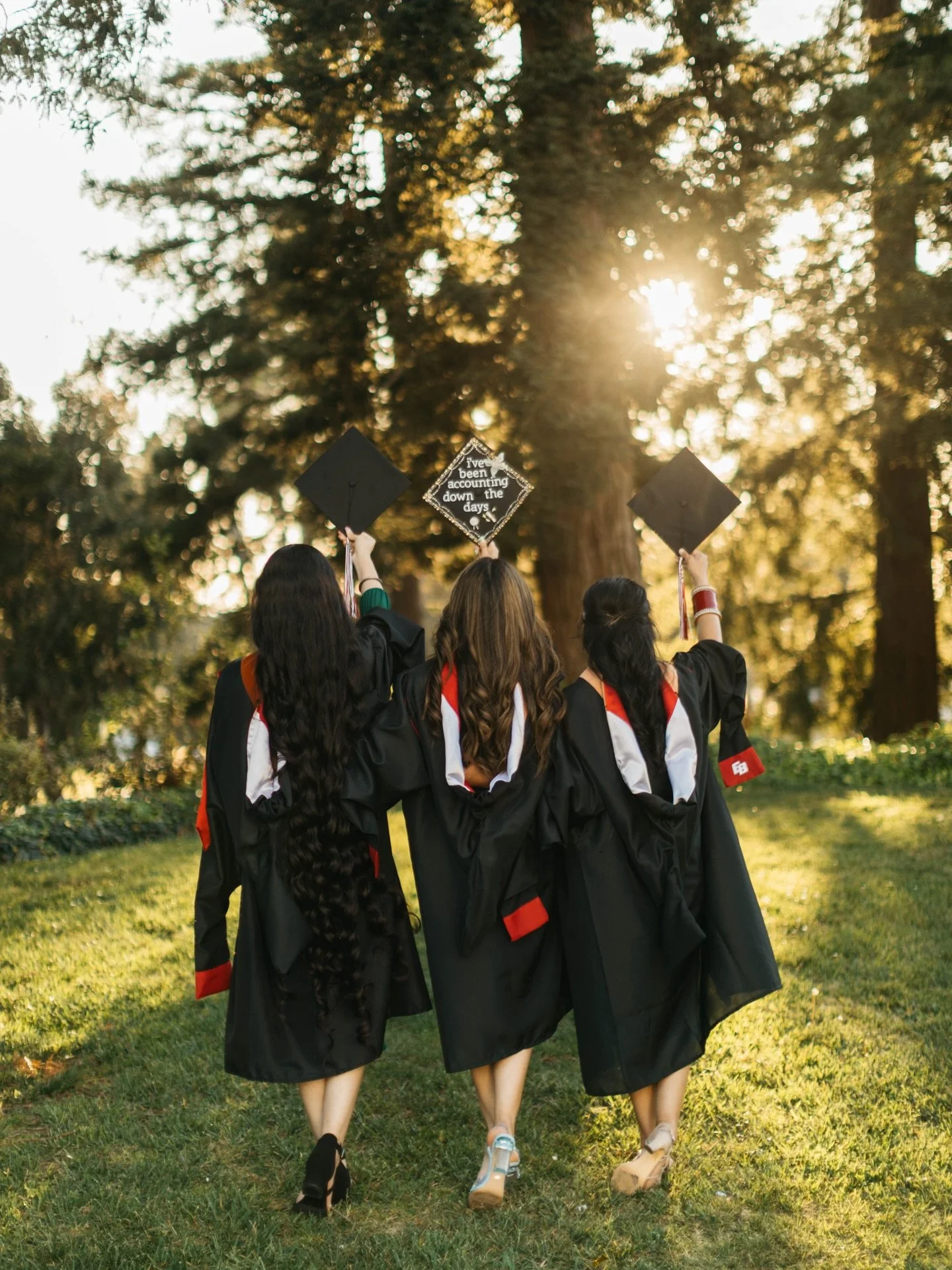 Grad season is here and you know what that means! Is that time of the year to throw confetti and caps in the air! 🎓 🎉