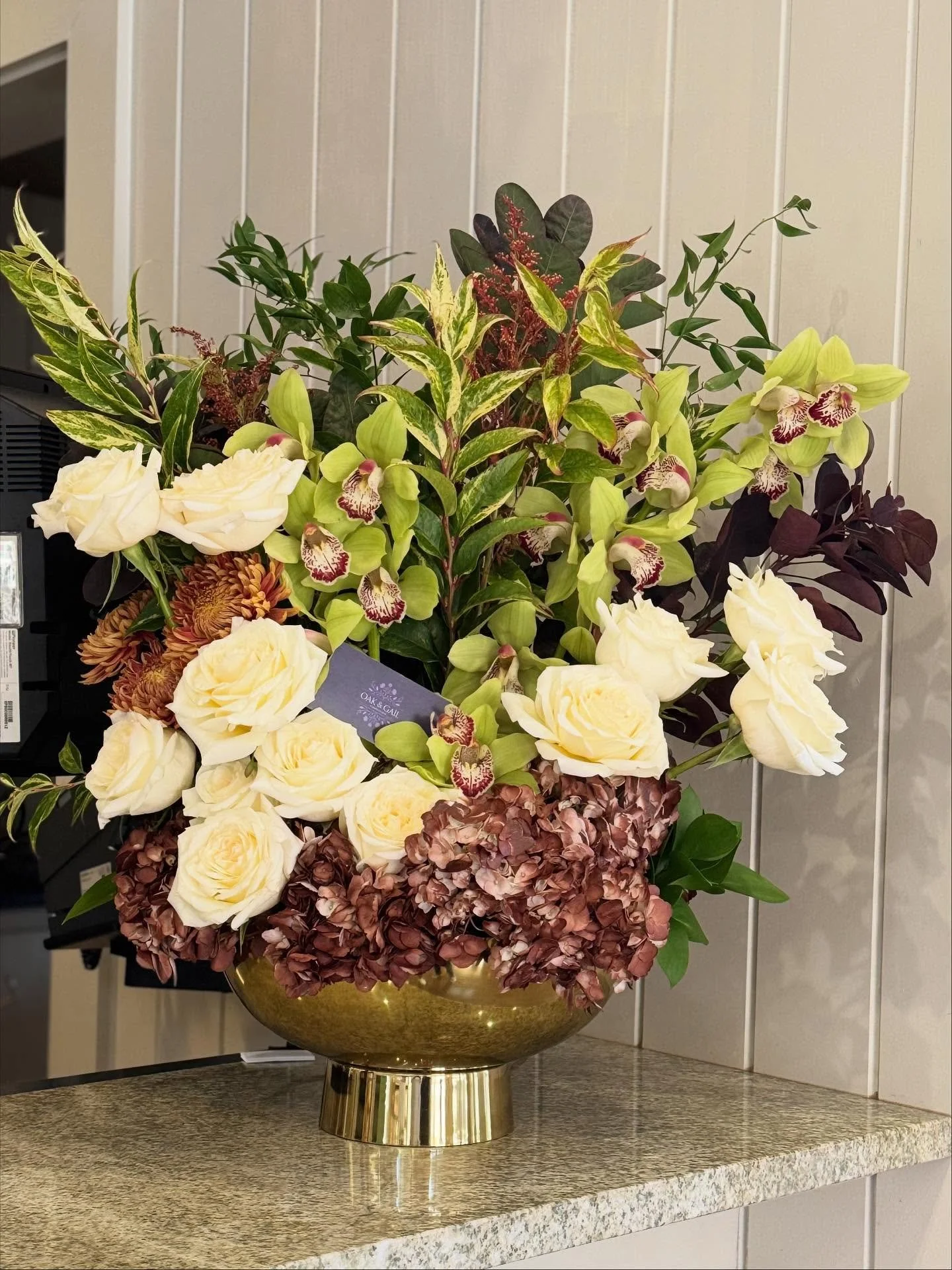 Under an open sky, the blooms caught that late&ndash;season light &mdash; warm, slow, and decadent in its brevity 🍂🍁. -
-
-
-
-
-
-
-
#OakAndGailFlowerStudio
#flowersofinstagram #flowerstagram #flowerdesign
#floraldesign #floristlife #flowerbouquet