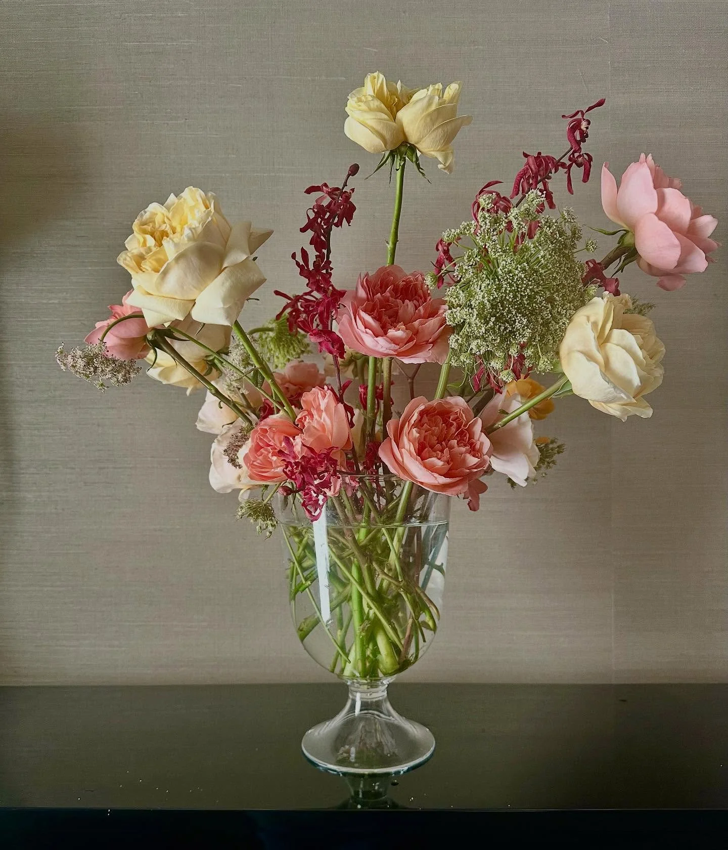 Elevate your holiday table with handcrafted Thanksgiving florals designed to bring warmth, elegance, and seasonal beauty to your celebration. From low, stylish centerpieces to rich autumn-inspired arrangements, each piece is made with premium blooms 