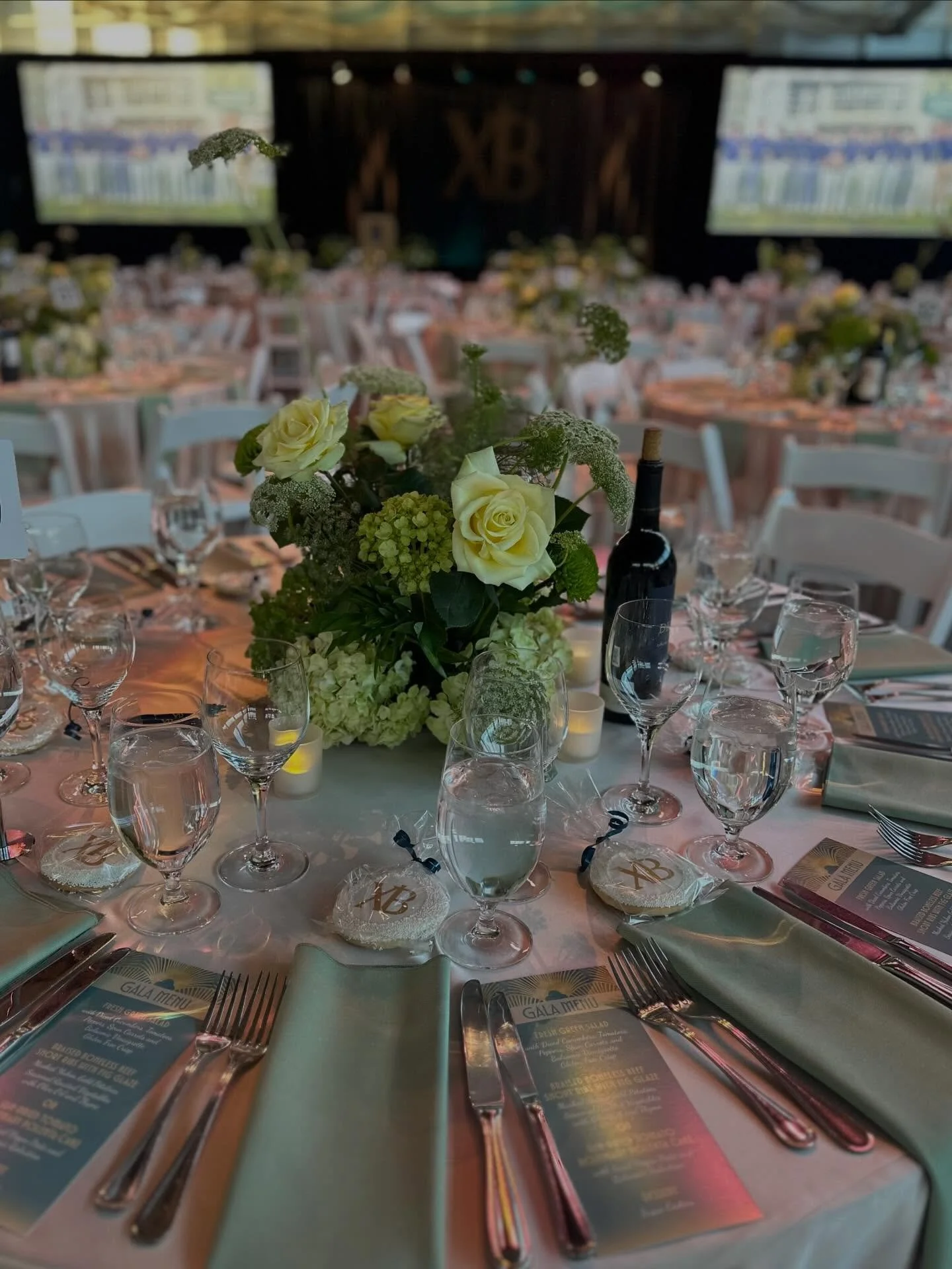 Last night was a big one.
Almost 2000 stems for 50 table arrangements, massive stage pieces, bud vases, bathroom pieces&hellip;the kind of event that reminds me how much this work can ask of you, and how much trust lives behind every opportunity.

To