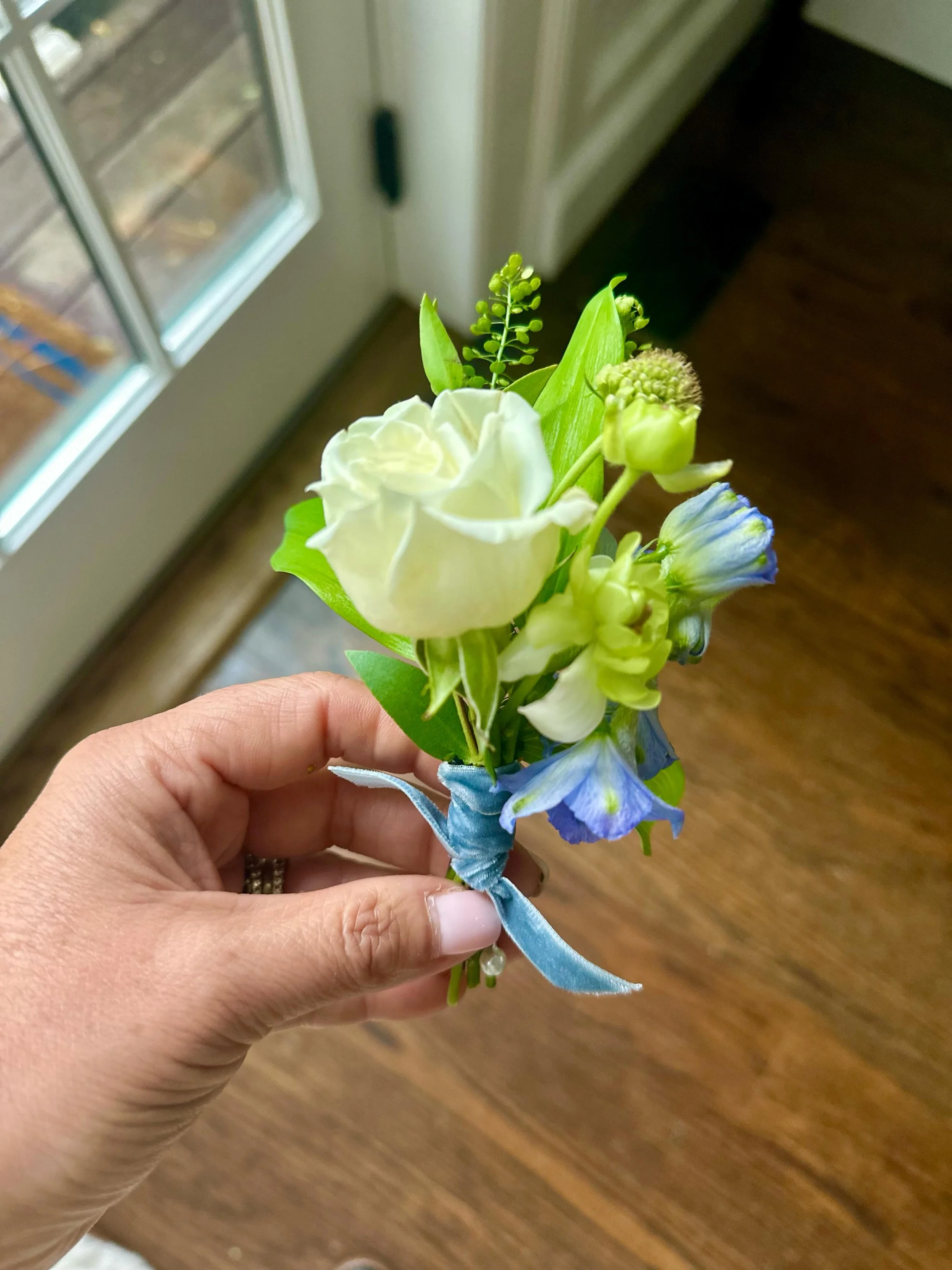 Love having you close @twobirdblooms to make pretty things- so grateful for you! 
#wellesley  #prom #bouttanaire