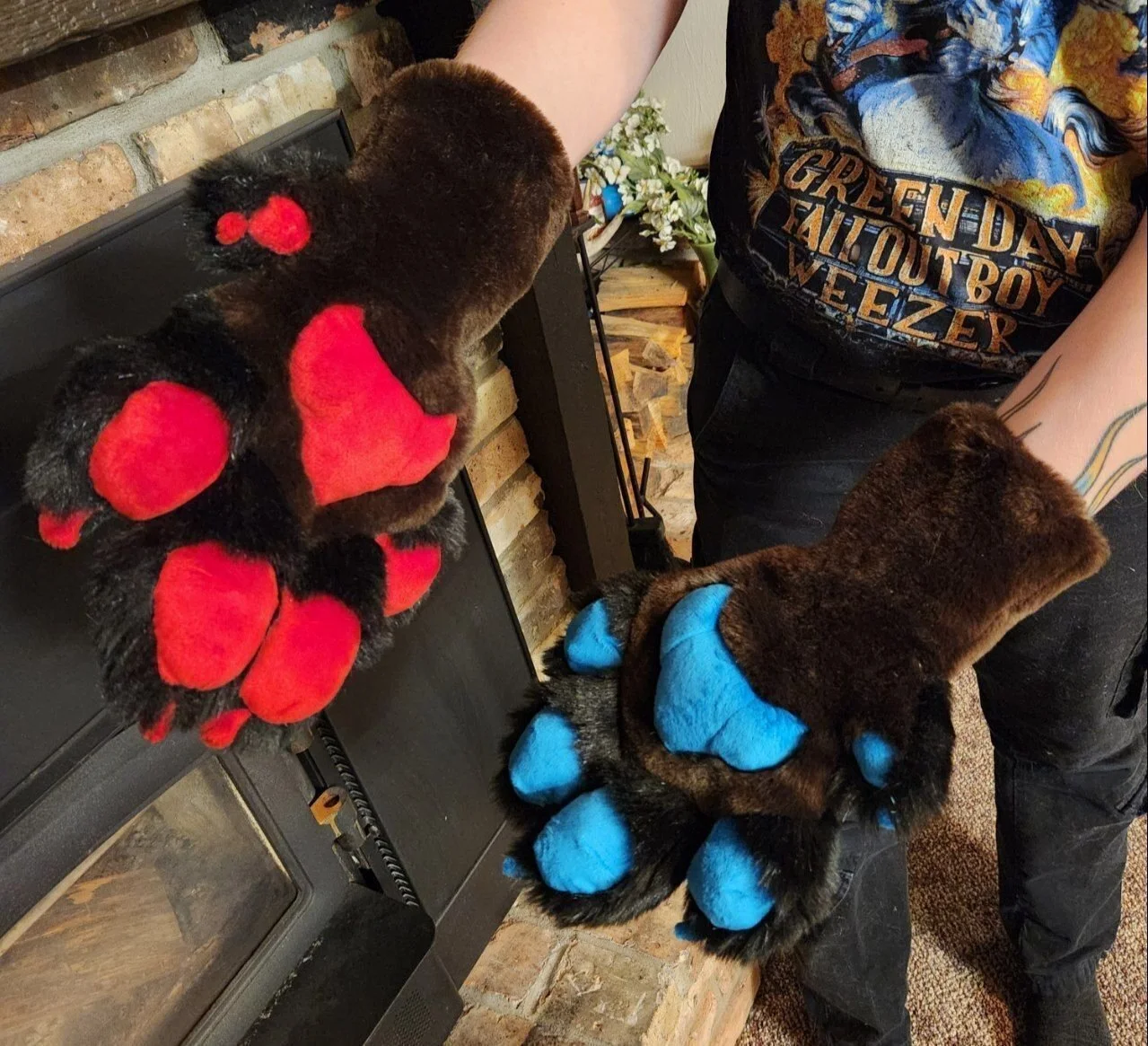 Recently I've been learning how to make @yellow_fr3ak 's 2.0 feral paws from them! It's been such a great experience, I've learned so much :D I'll be making one more pair to send for grading, and then these will be a commission option!