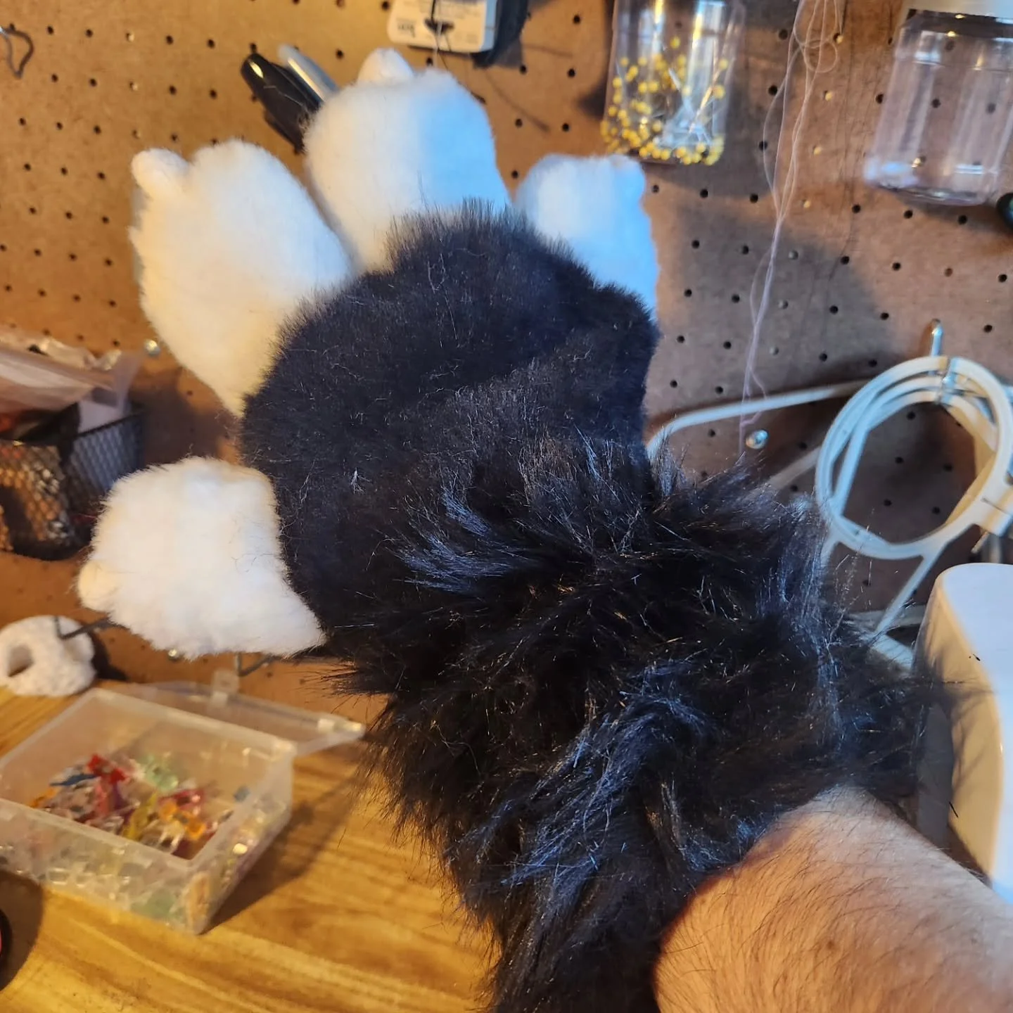 Finishing up some paws!
#furry #fursuit #fursuitmaker #honeydadger