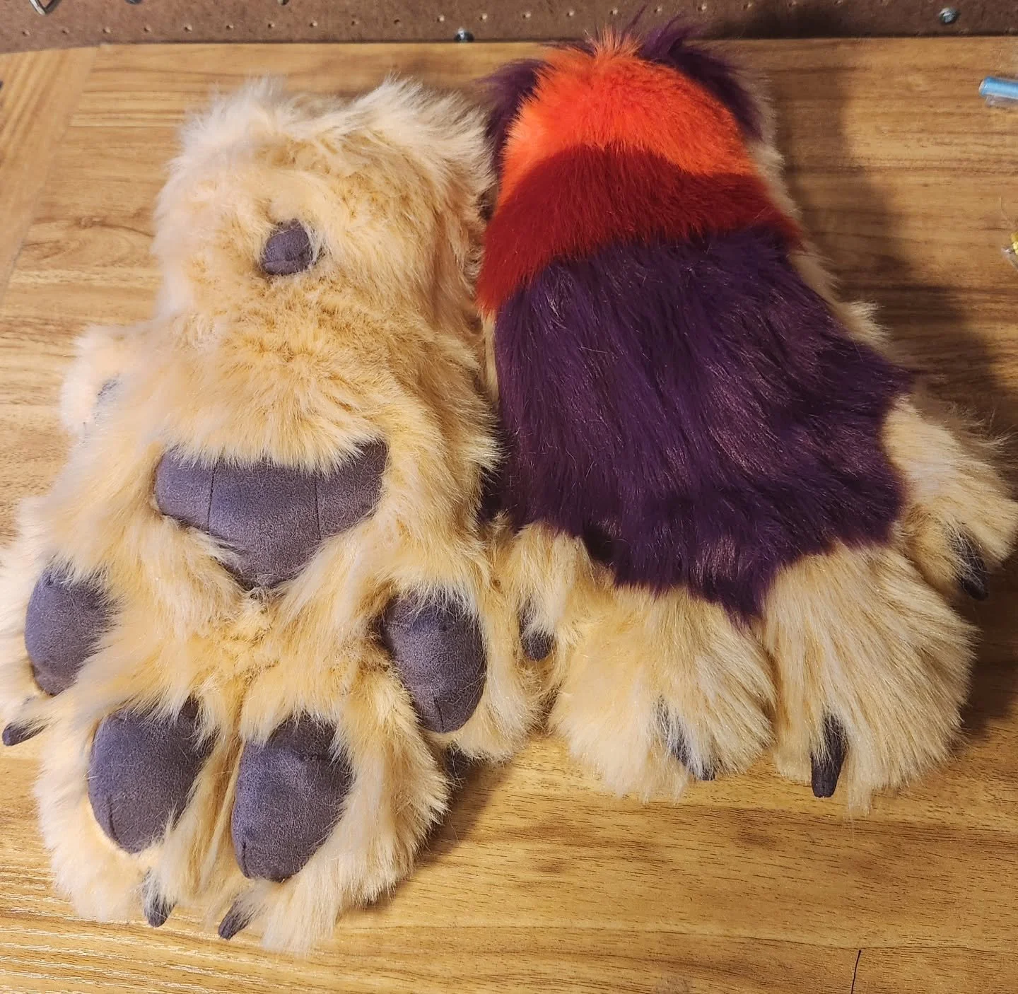 Sending these paws to @yellow_fr3ak for grading! The 2.0 feral paw pattern is to die for. So comfortable and such neat shapes 🐶
#furry #fursuit #fursuitmaker