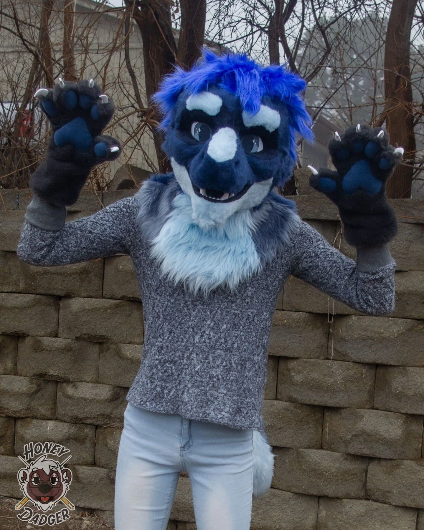 Unveiling Darren the dragon! He's got plush horns, a rocking mullet, and a set of stompy indoor feet -  Catch him at GSFC next weekend!

#furry #fursuit #fursuitmaker