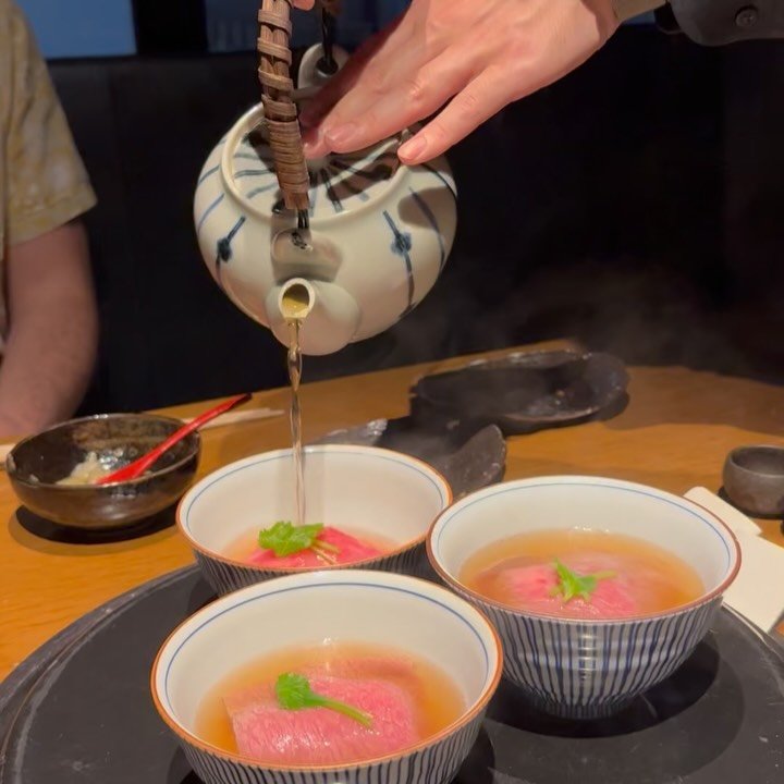 This year, we had the pleasure of dining at Ebisu Yoroniku - one of the top two yakiniku in all of Tokyo! With a menu curated by @vanne_yoroniku, this restaurant has rightfully earned its Tablelog Silver award. 

From classic tartare to a white-glove