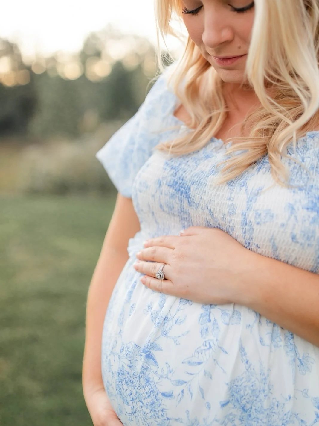 There is nothing like the 9 months of pregnancy with all of its up and downs. It&rsquo;s a beautiful ride and I am here to help you remember this very short season with maternity photos 💙🩷 These are just 15 minute mini sessions and you will have pl