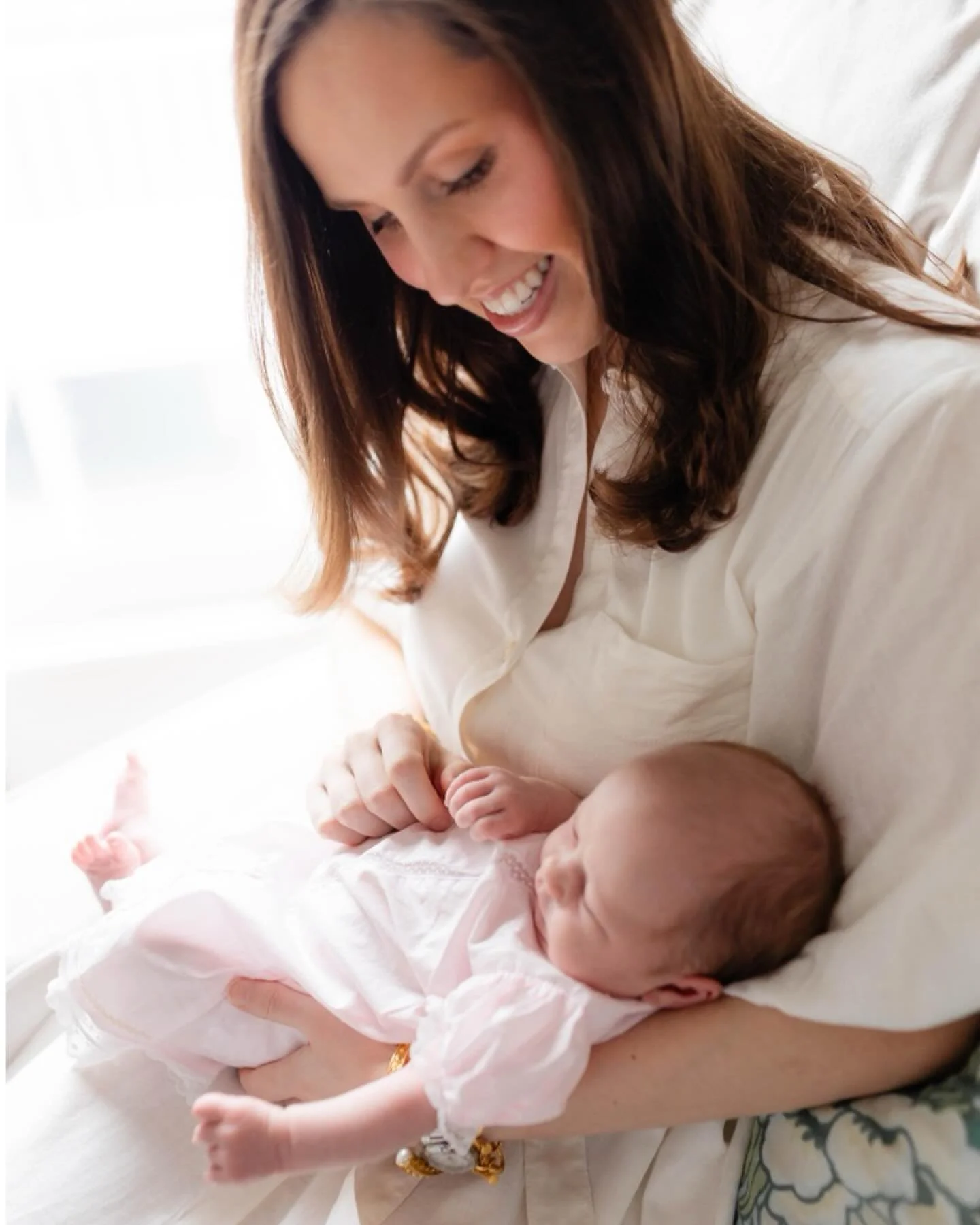 Give me all the newborn snuggles, tiny feet, and finger holds😍