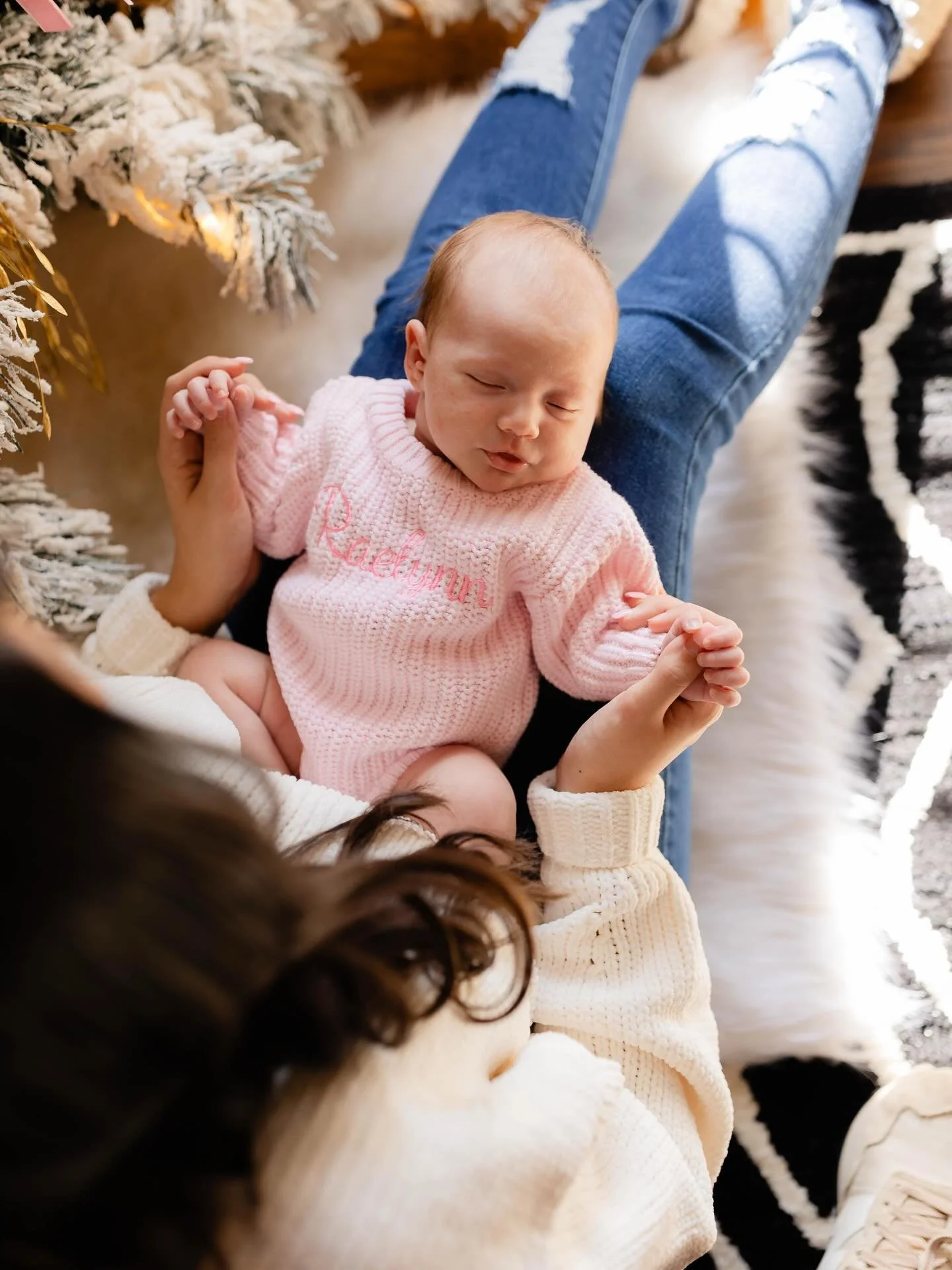 More newborn cuddles by the Christmas tree🎄😍