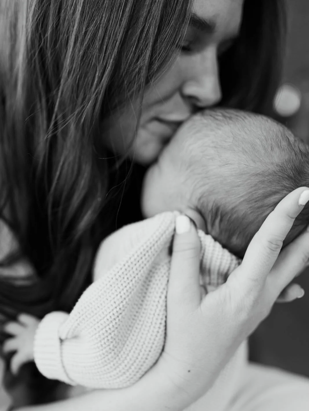 I got to travel to Nesbit last week for another dreamy newborn session! I can&rsquo;t wait to share more of these with you all🤍 If you&rsquo;re expecting in the spring or summer but not sure exactly when to book your newborn session, simply book it 
