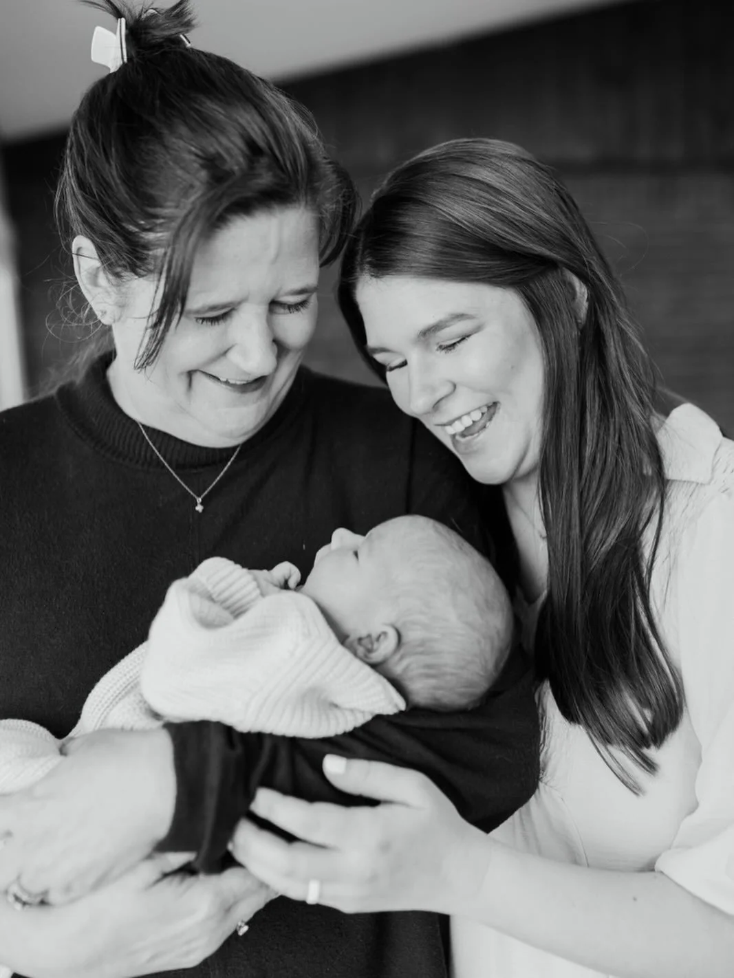 Grandparents are such a wonderful gift! They are always welcome to join in on your newborn session🤍