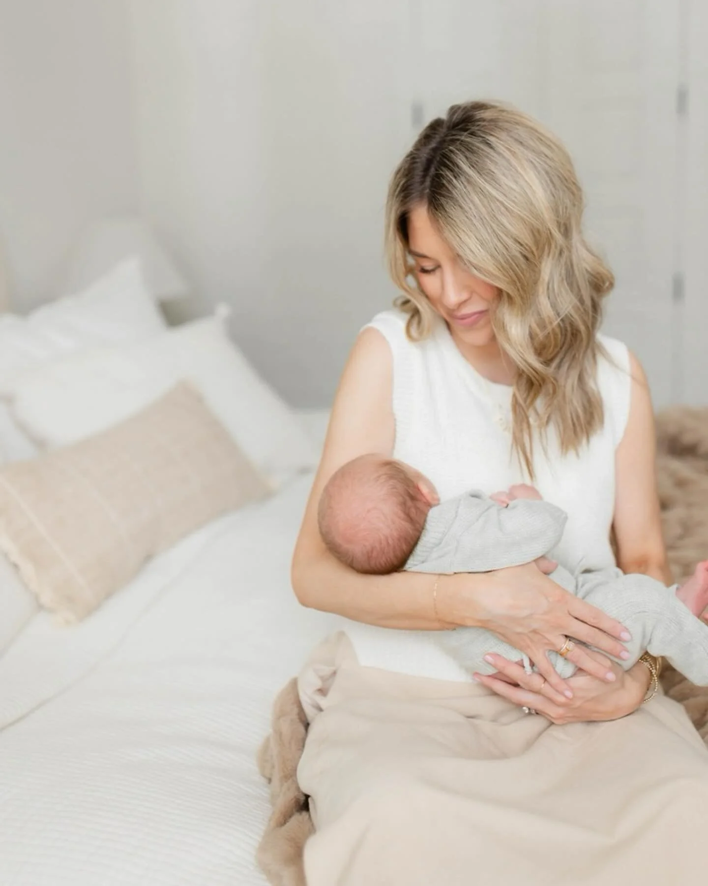 Another look at this precious newborn session!🤍 Remember: If you are looking to book a newborn session but not sure which date to choose, simply select a date close to your due date! Once baby arrives, I will be in touch to nail down a specific day 