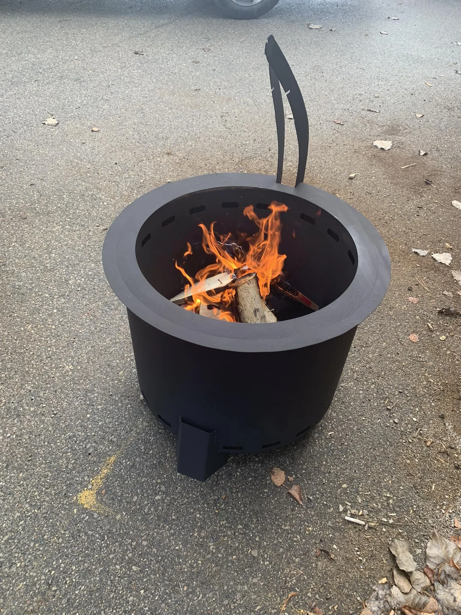 new smokeless fire pit. Comes with pot hanger and grill..jpg