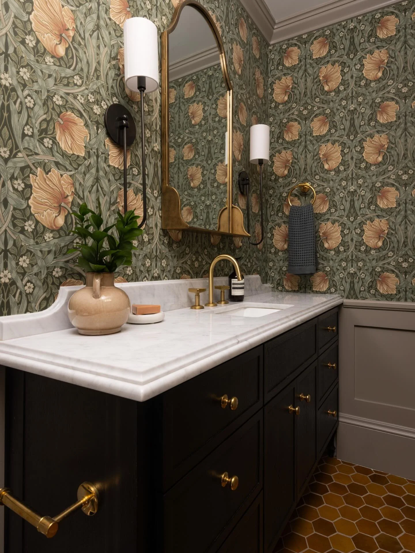 It&rsquo;s time for a good old fashioned house tour! This 1907 Santa Barbara Georgian Revival home underwent a full, down-to-the-studs renovation to support modern living while honoring its historic roots. The original layout was thoughtfully reimagi