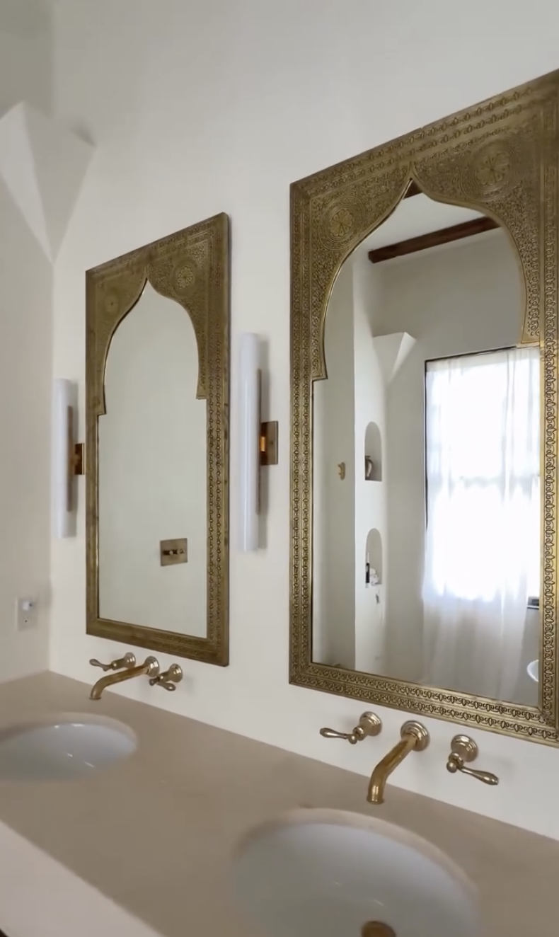 Tadelakt vanity and mirrors