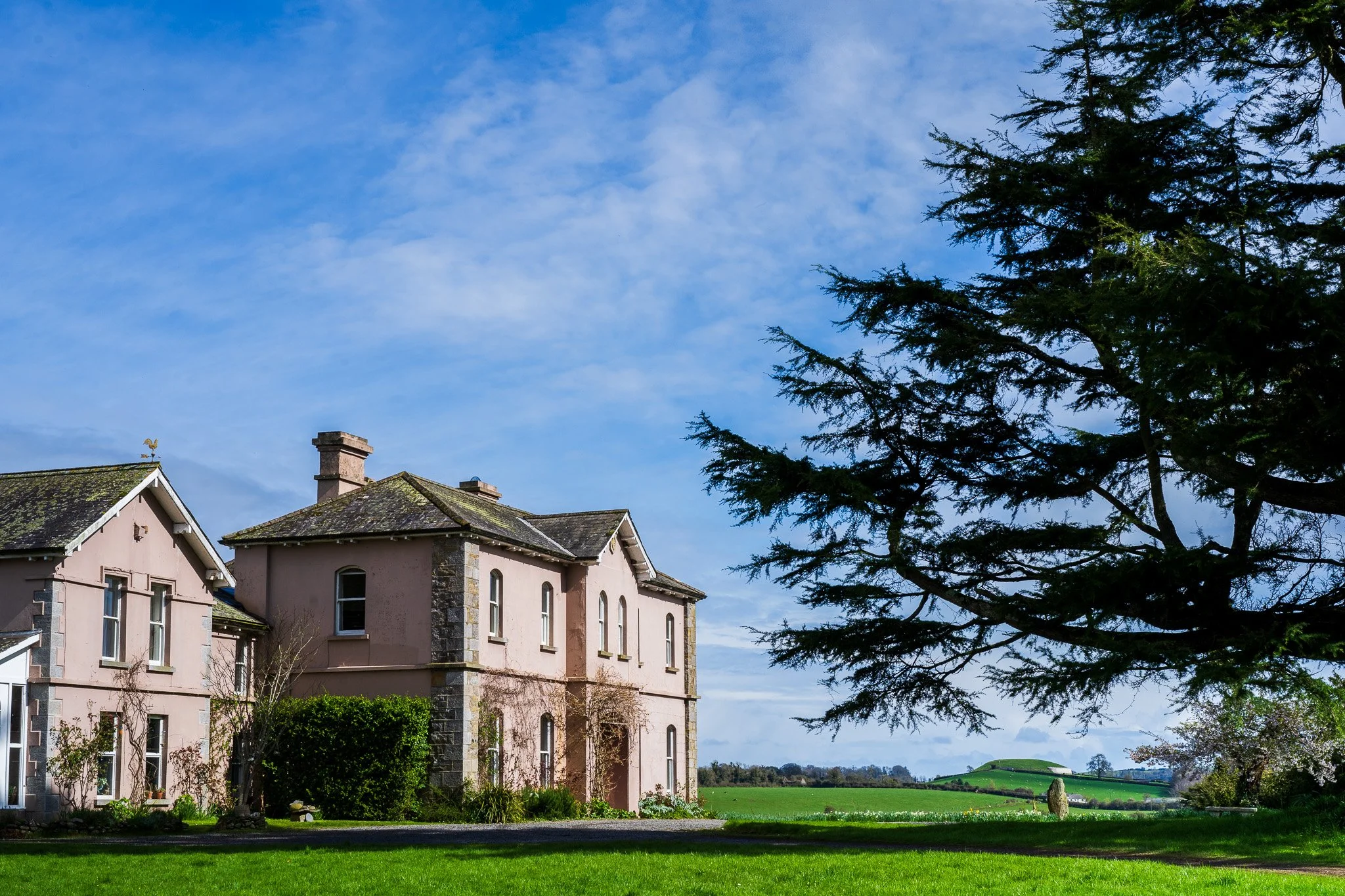 ROSNAREE HOUSE: Rossnaree, meaning, wood of the kings, is a privately owned hidden gem in the heart of the Boyne Valley, situated across the River Boyne from the infamous Newgrange passage tomb that aligns with the rising Winter Solstice sun. The lan