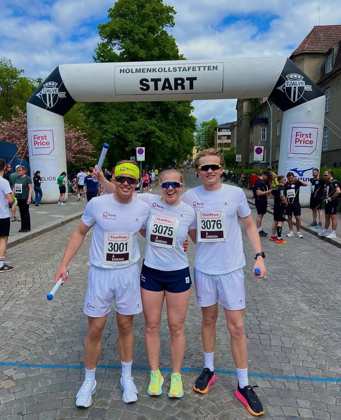 Three starters. Three teams. 42 teammates scattered down the course. Ask Trond how it went - clean handoff, then stomach evacuation at equal speed.